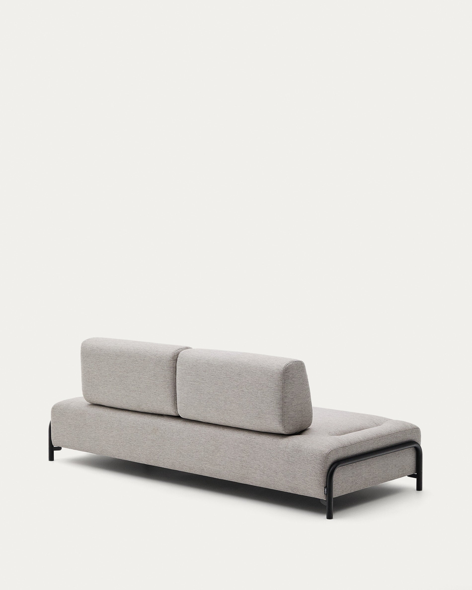 Die Compo Armlehne in Beige-Grau von Kave Home kombiniert zeitgemäßes Design mit Komfort, perfekt für elegante Wohnräume.