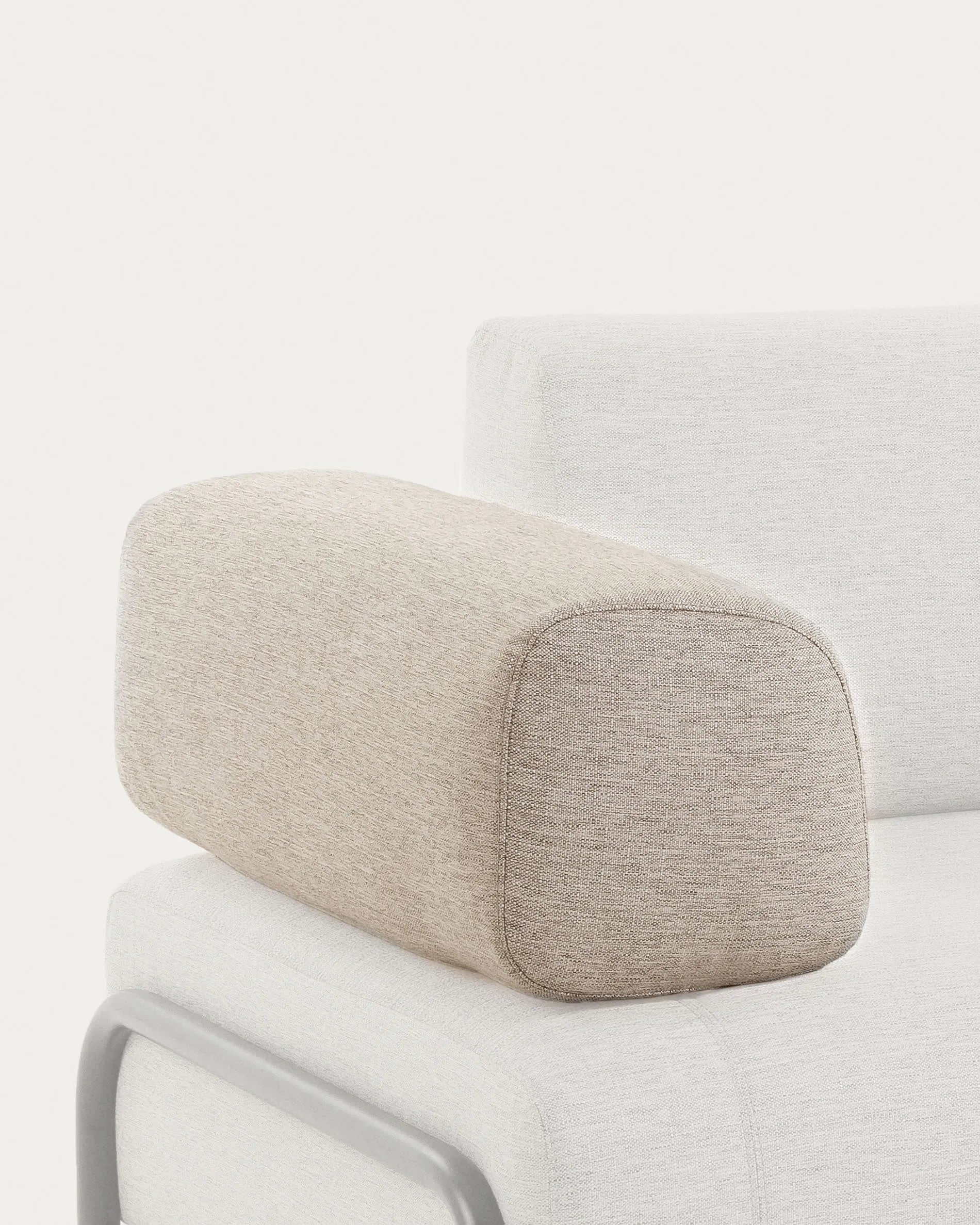Die Compo Armlehne von Kave Home in Beige-Grau kombiniert zeitloses Design mit Komfort, perfekt für moderne Wohnräume.