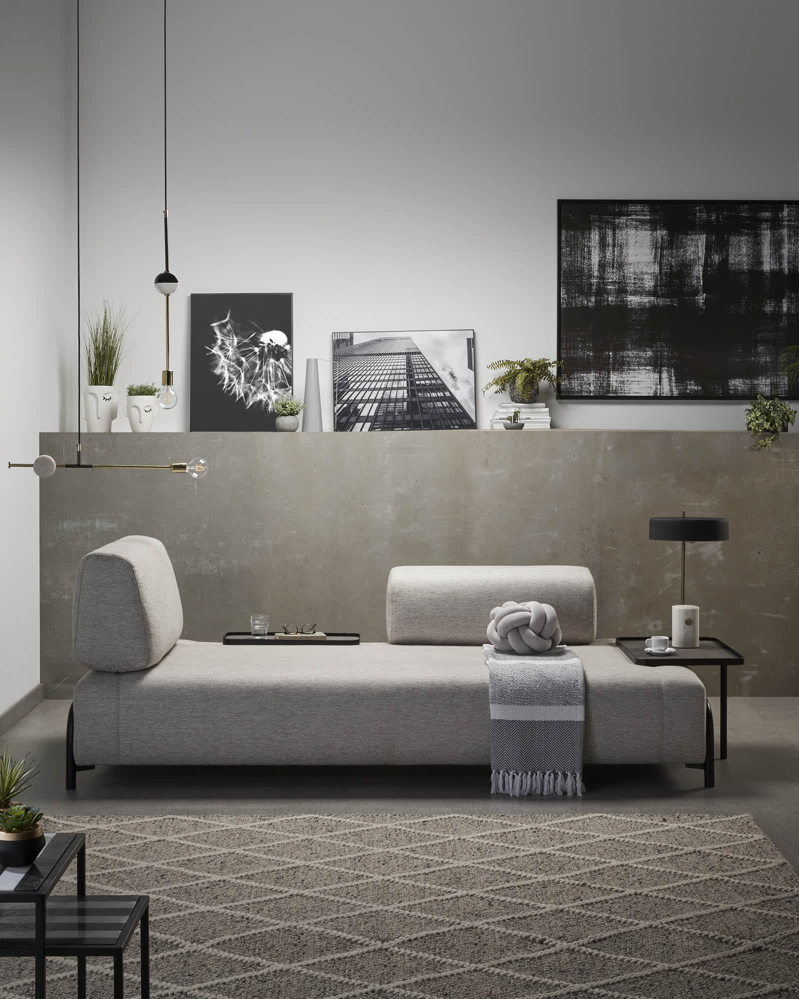 Die Compo Armlehne in Beige-Grau von Kave Home bietet modernes Design und Komfort, ideal für elegante und gemütliche Wohnräume.
