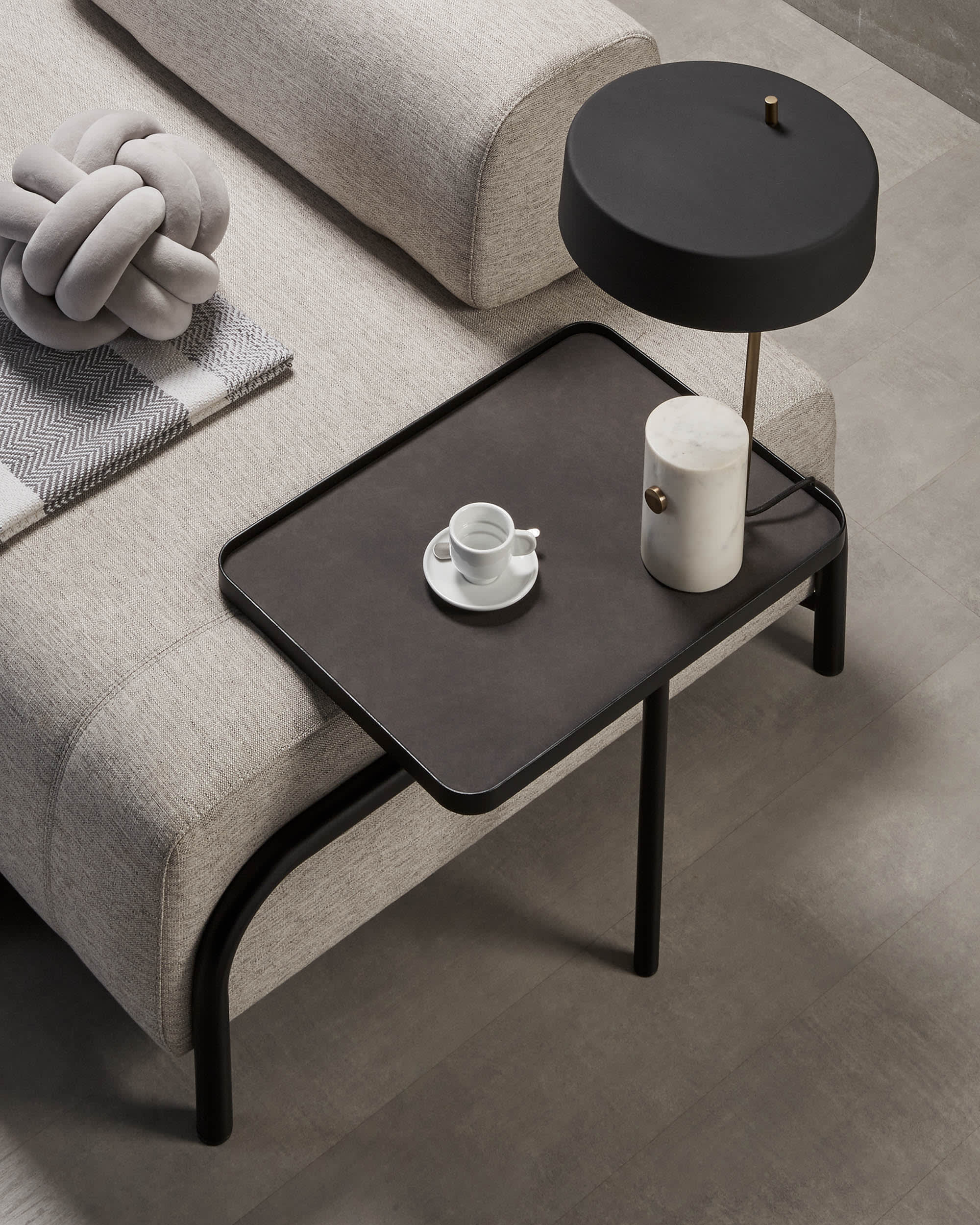 Die Compo Armlehne in Beige-Grau von Kave Home kombiniert stilvolles Design mit Komfort, perfekt für moderne und gemütliche Wohnräume.