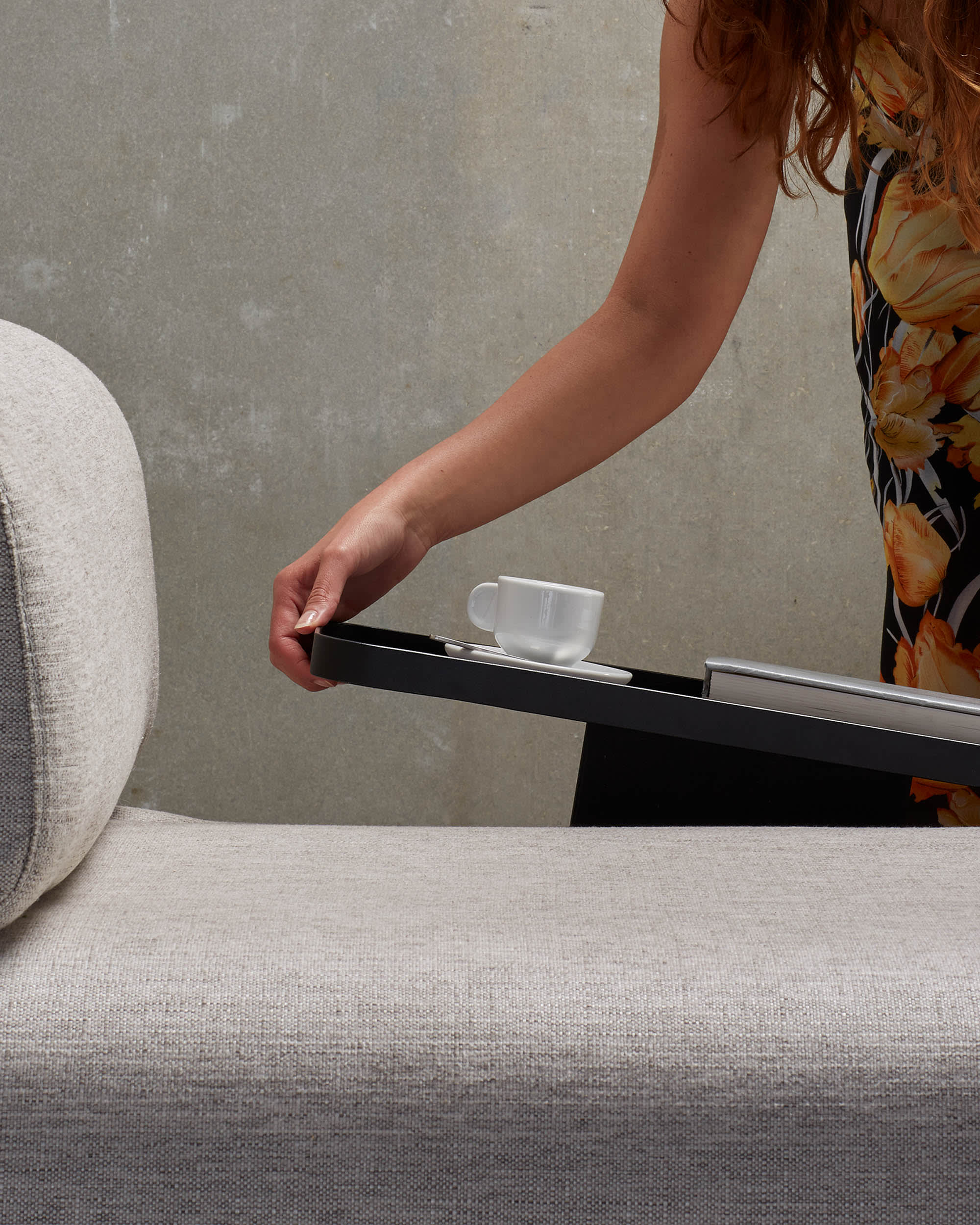 Die Compo Armlehne von Kave Home in Beige-Grau bietet stilvollen Komfort und modernes Design für Ihre Einrichtung.