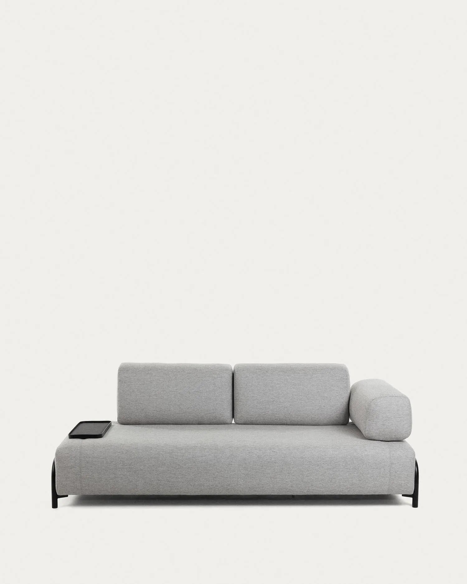 Die hellgraue Compo Armlehne von Kave Home kombiniert modernes Design mit Komfort und ist ideal für stilvolle Wohnräume.