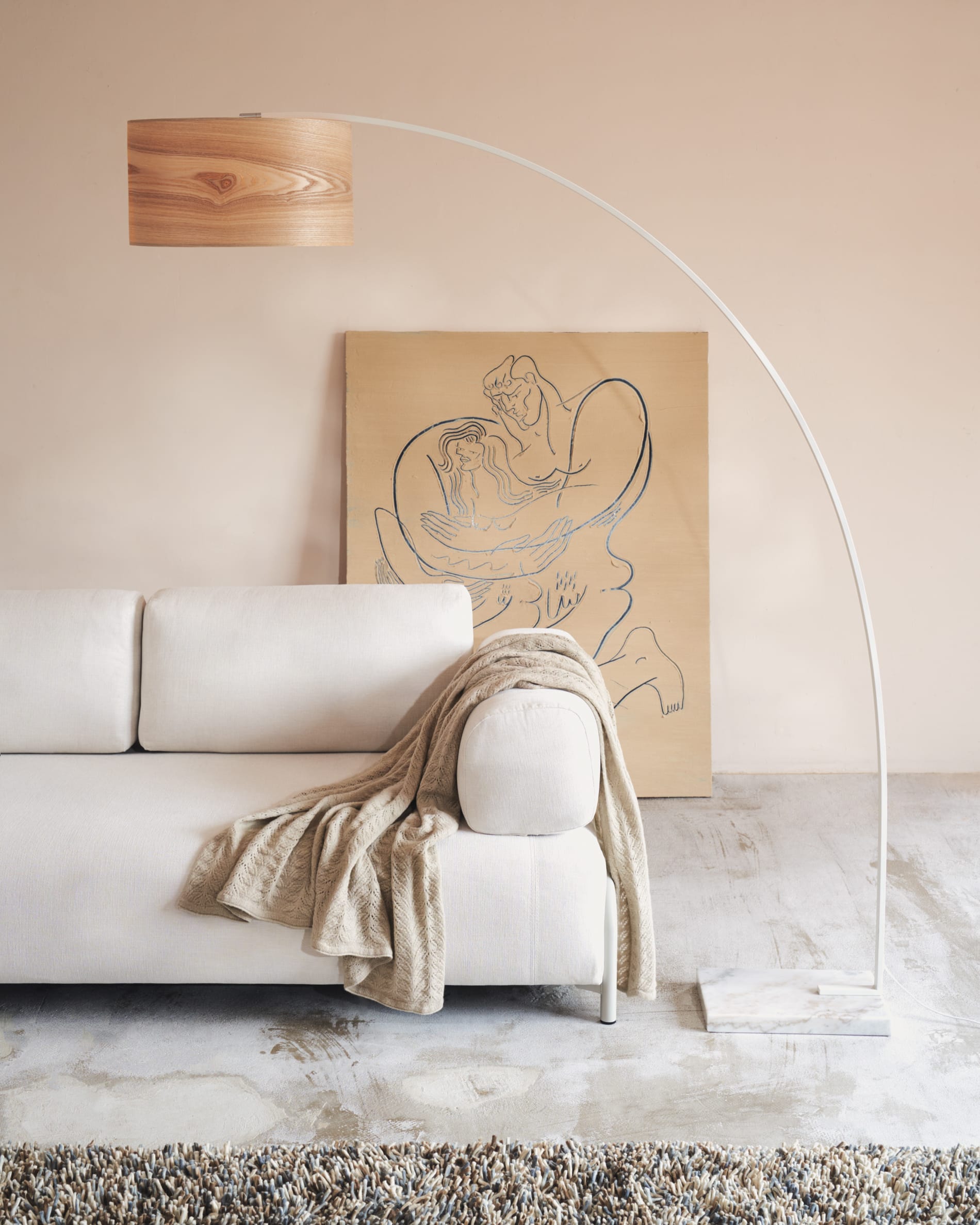 Elegante Compo Armlehne in beigem Chenille-Stoff von Kave Home, ideal für stilvolle und bequeme Wohnräume.