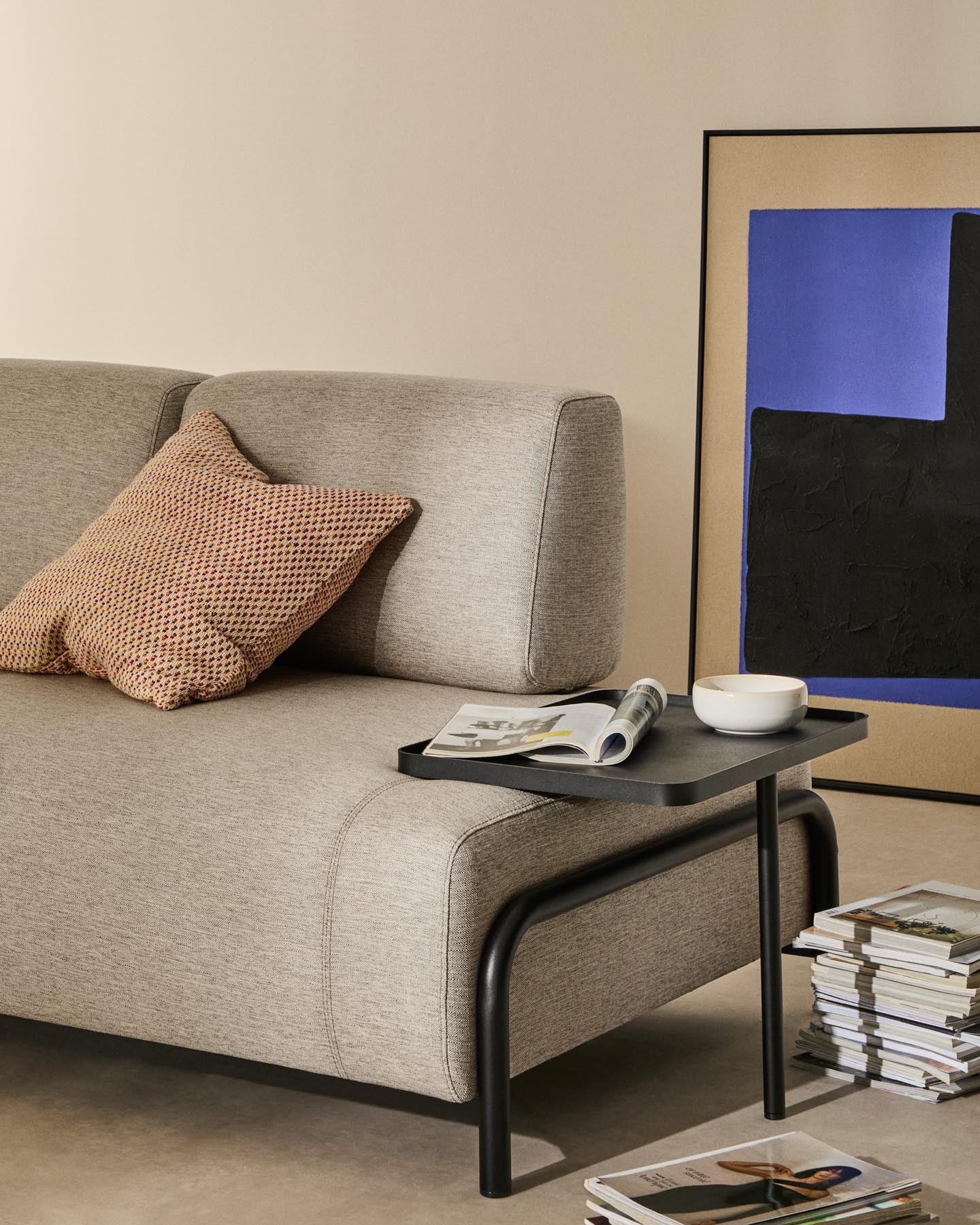 2-Sitzer-Sofa Compo in Graubeige mit großem Tablett und schwarzem Metallgestell 200 cm FSC in Beige präsentiert im Onlineshop von KAQTU Design AG. 2er Sofa ist von Kave Home