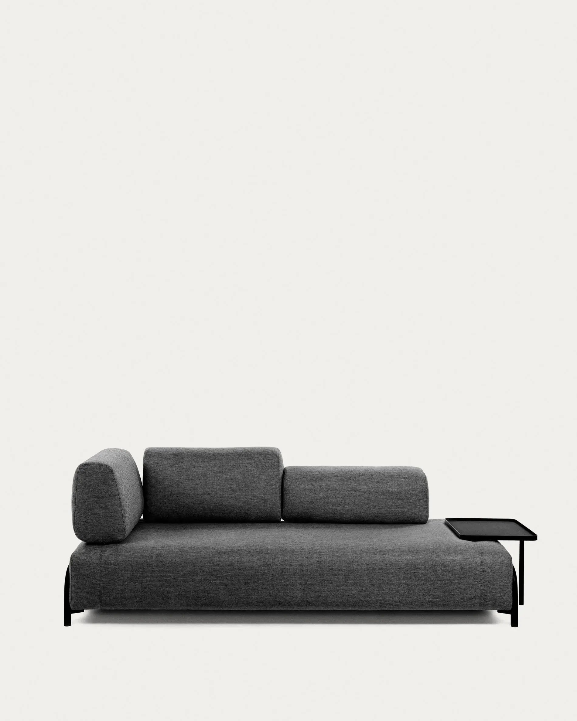 Modernes 3-Sitzer Sofa in Dunkelgrau, 252 cm breit, mit praktischem Tablett, von Kave Home – stilvoll und vielseitig.
