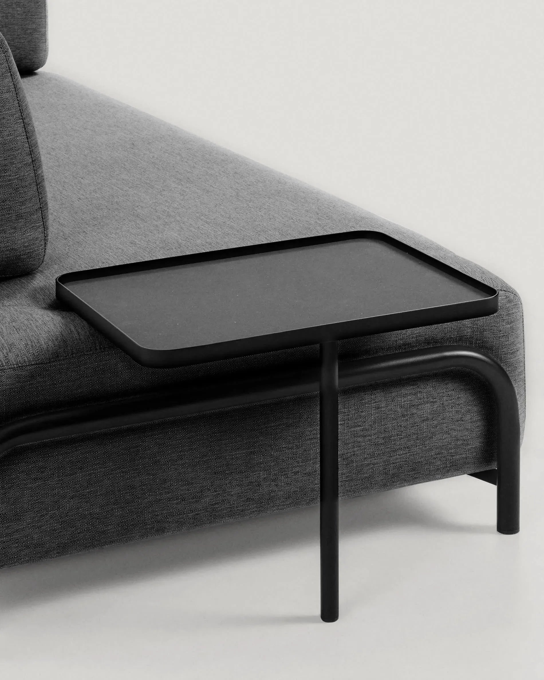 Elegantes 3-Sitzer Sofa in Dunkelgrau, 252 cm breit, mit integriertem Tablett, von Kave Home – modern und funktional.