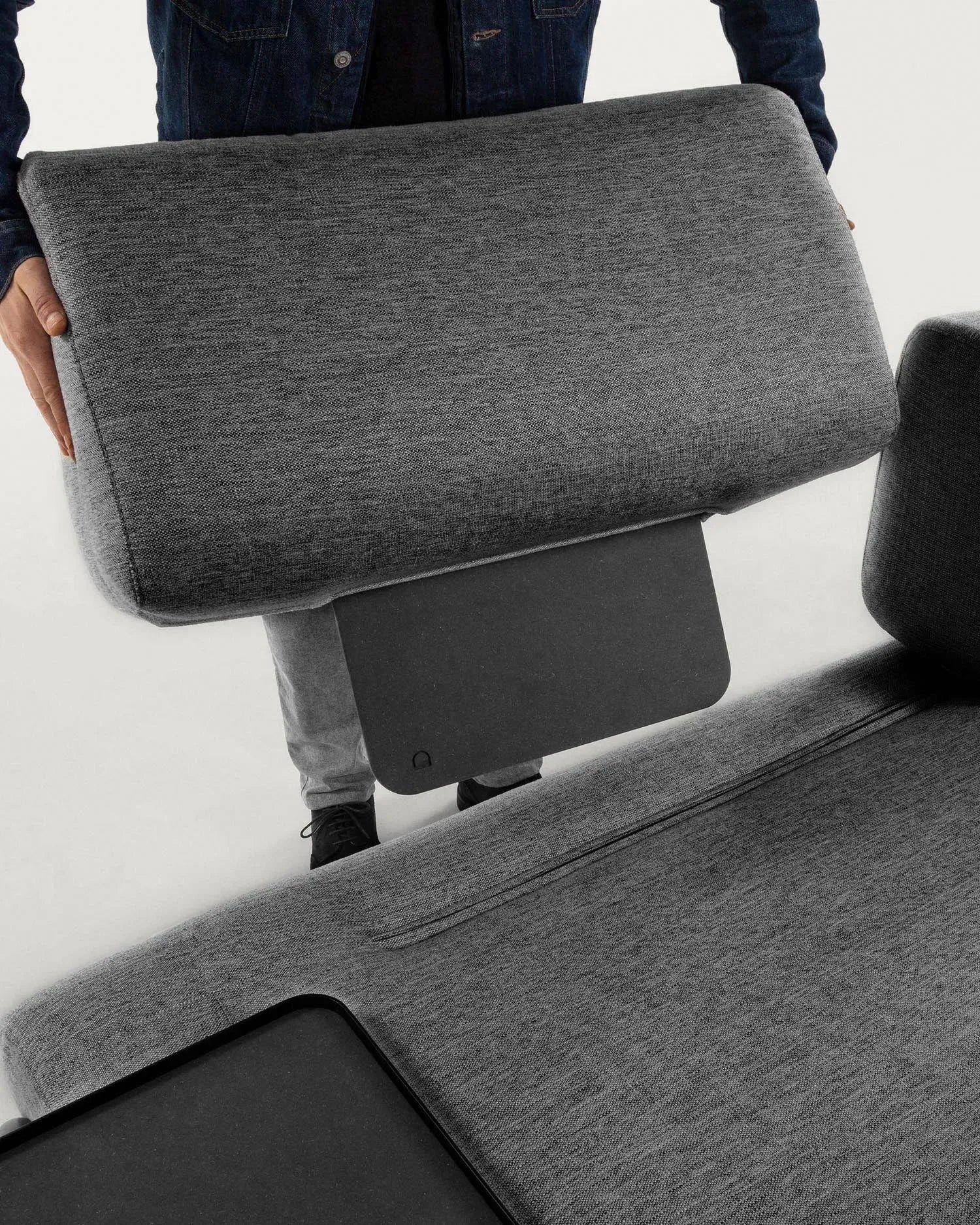 Modernes 3-Sitzer Sofa in Dunkelgrau, 252 cm breit, mit praktischem Tablett, von Kave Home – stilvoll und vielseitig.