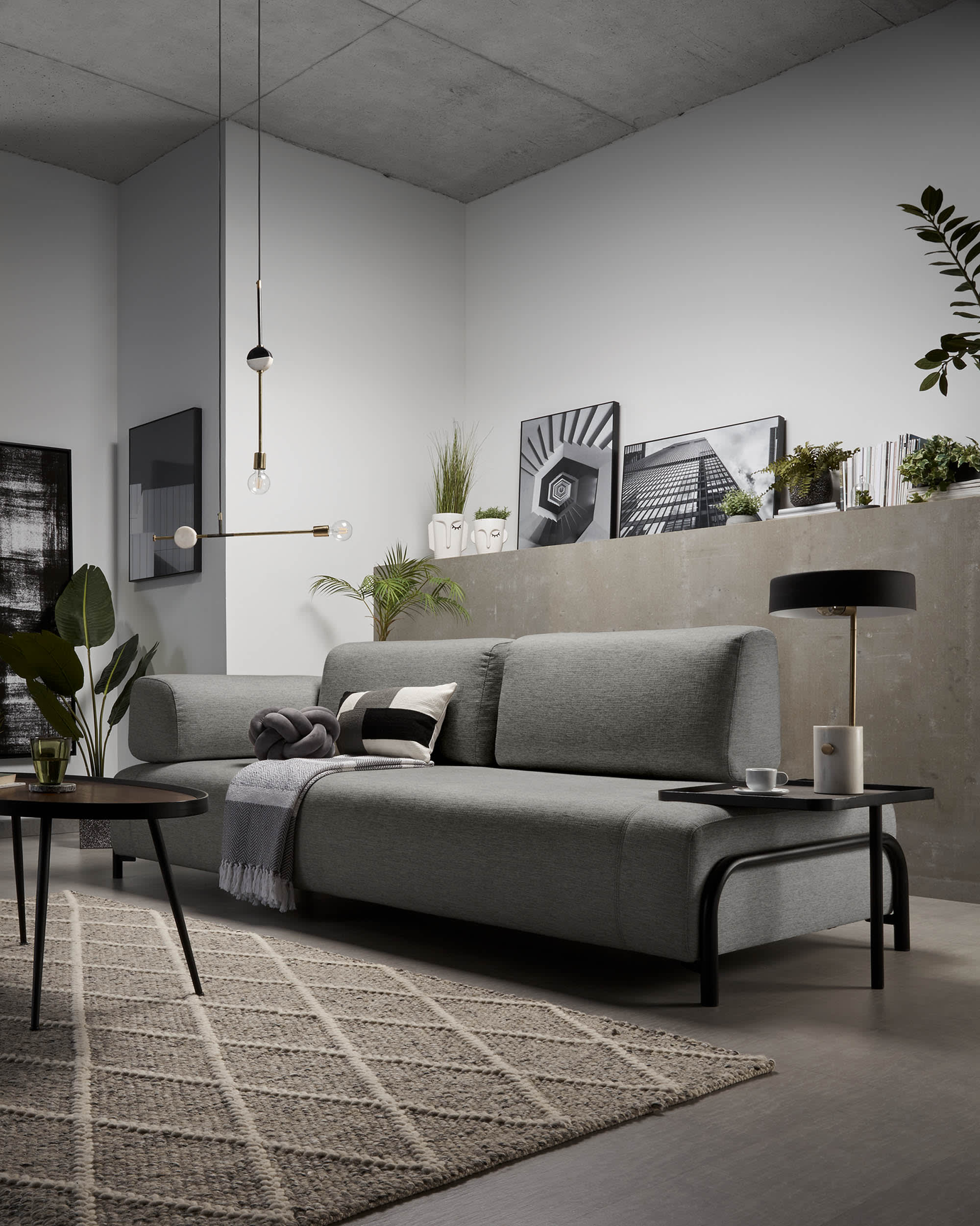 Elegantes 3-Sitzer Sofa in Dunkelgrau mit integriertem Tablett, ideal für stilvolle und komfortable Wohnräume.