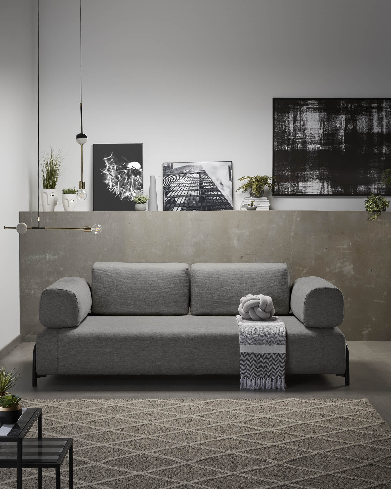 Elegantes 3-Sitzer Sofa in Dunkelgrau mit integriertem Tablett, ideal für stilvolle und komfortable Wohnräume.