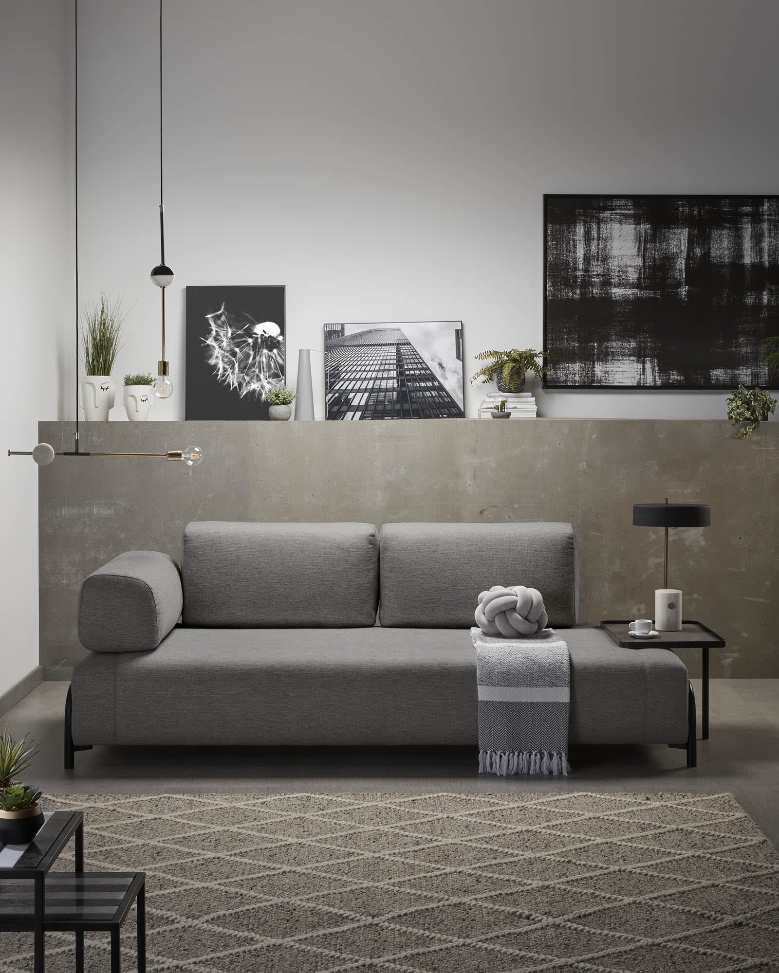 Elegantes 3-Sitzer Sofa in Dunkelgrau mit integriertem Tablett, ideal für stilvolle und komfortable Wohnräume.