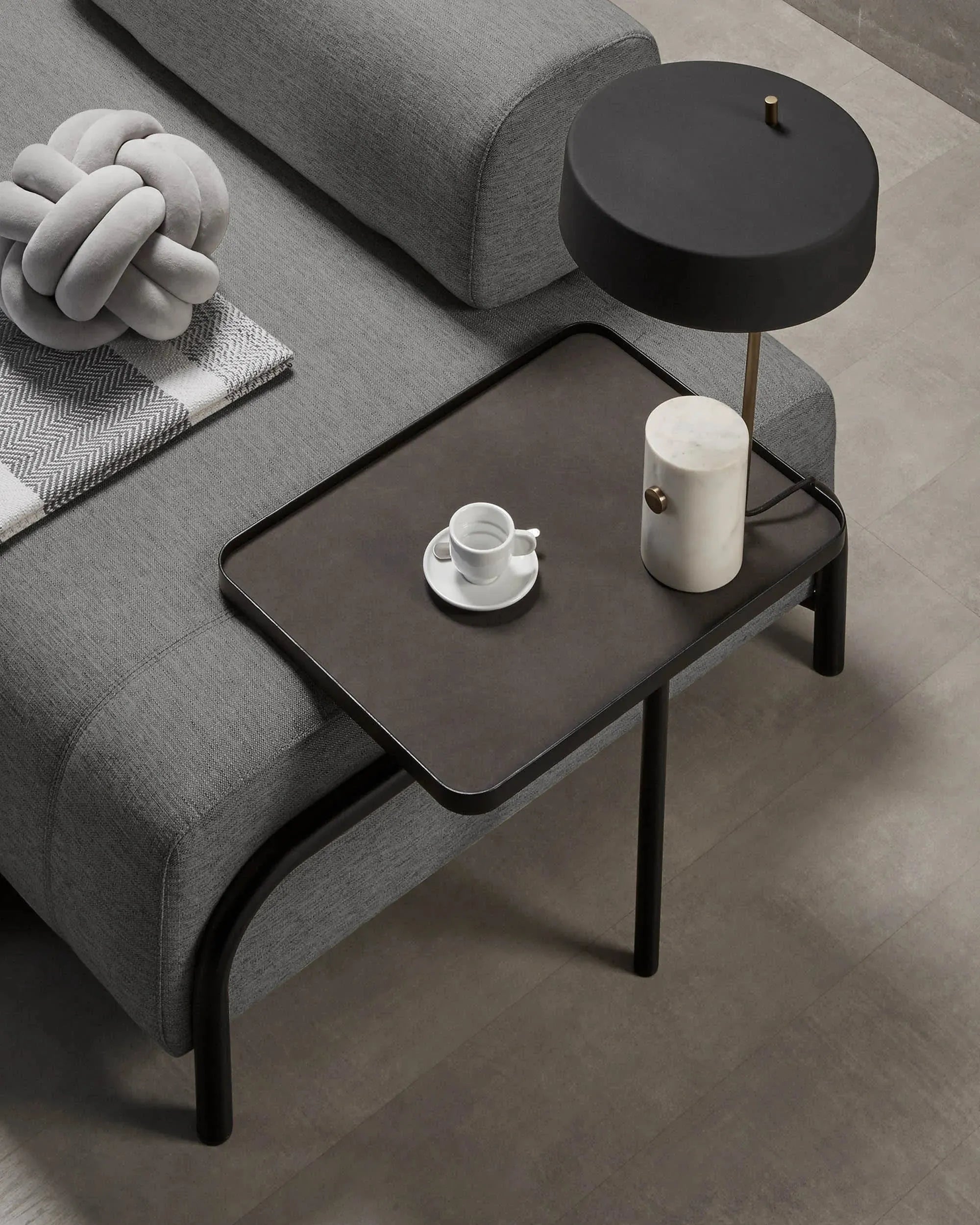 Modernes 3-Sitzer Sofa in Dunkelgrau, 252 cm breit, mit praktischem Tablett, von Kave Home – stilvoll und vielseitig.