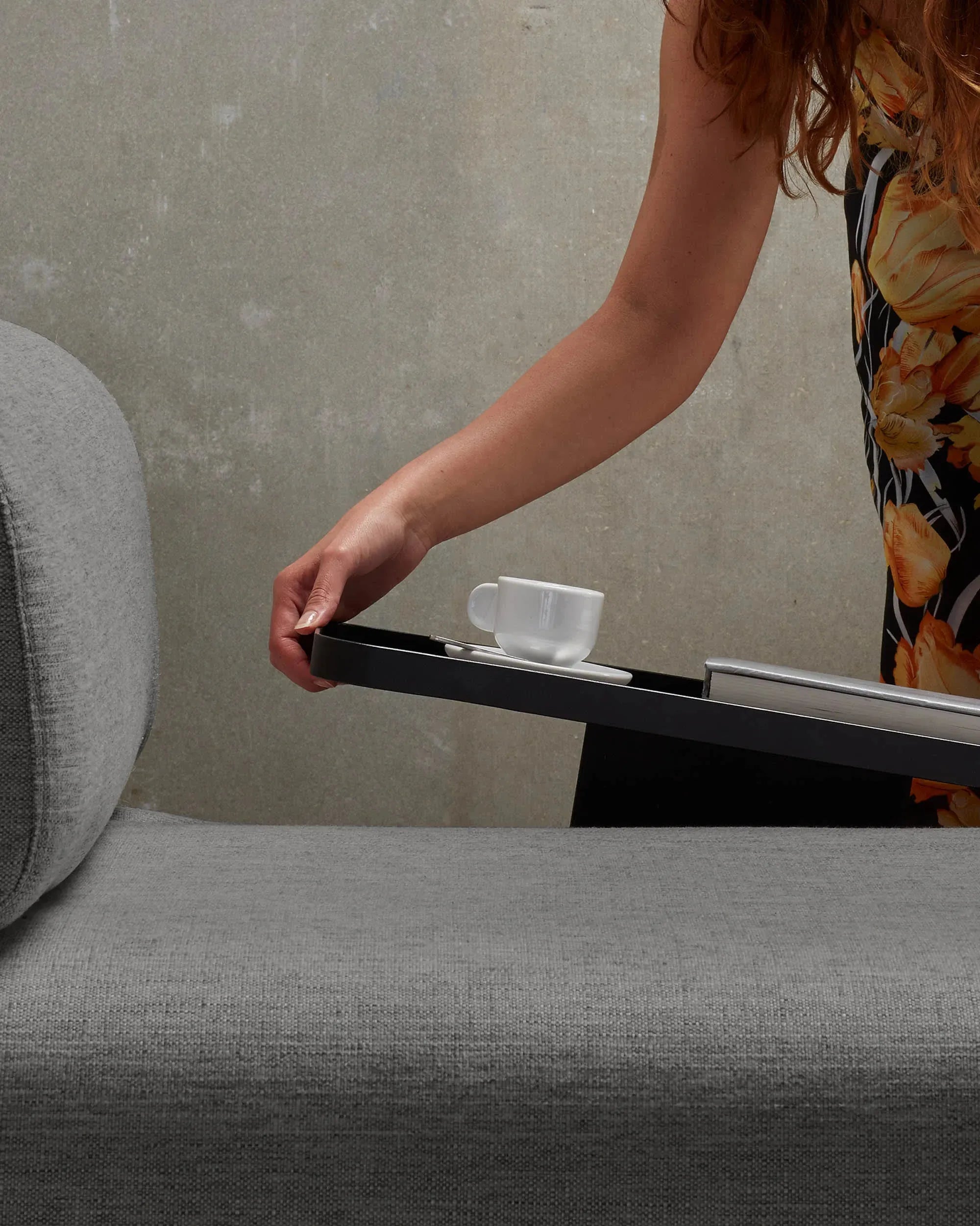 Elegantes 3-Sitzer Sofa in Dunkelgrau, 252 cm breit, mit integriertem Tablett, von Kave Home – modern und funktional.