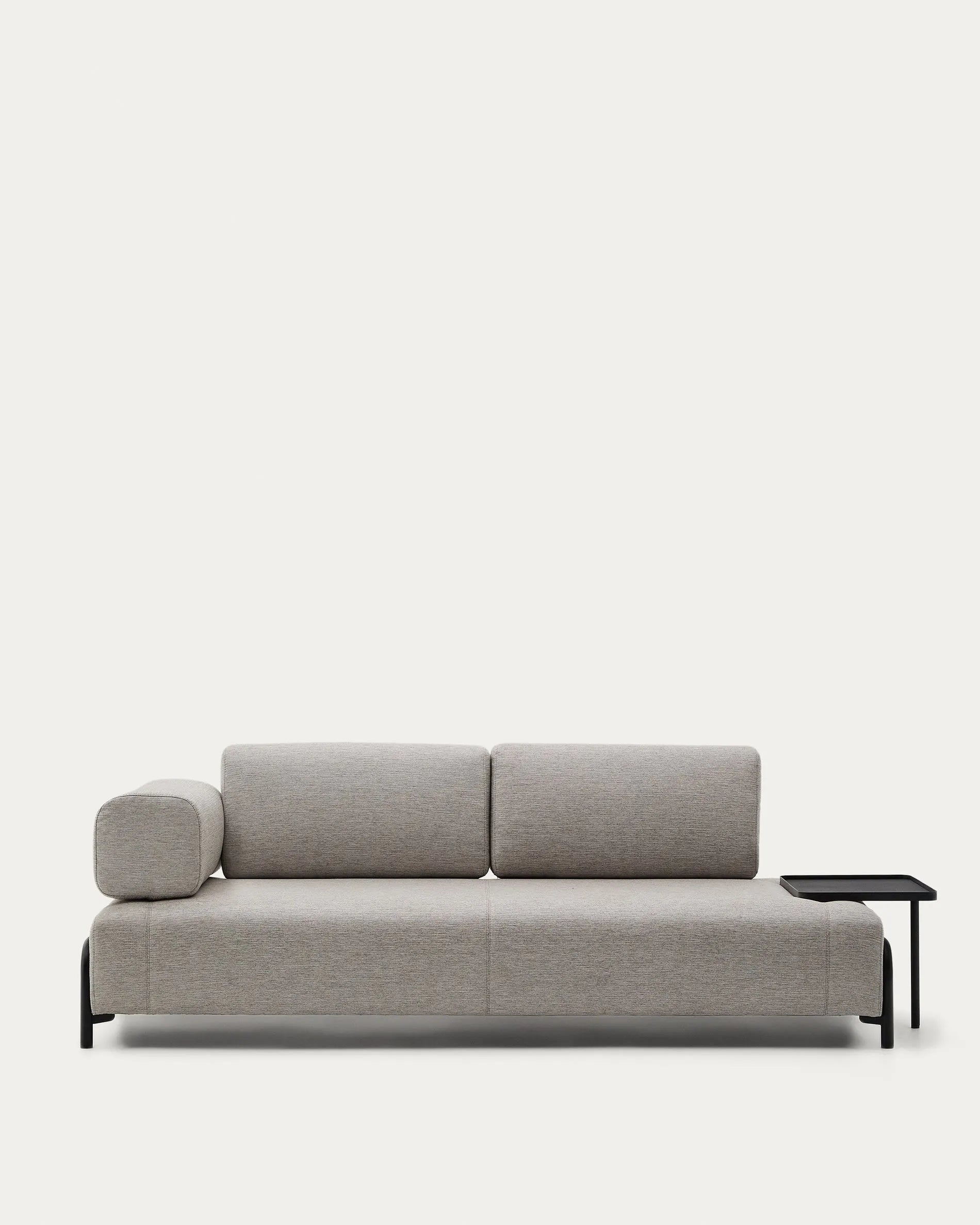 3D-Modell eines eleganten beige-grauen Compo 3-Sitzer Sofas mit integriertem Tablett, ideal für modernes Wohnen.