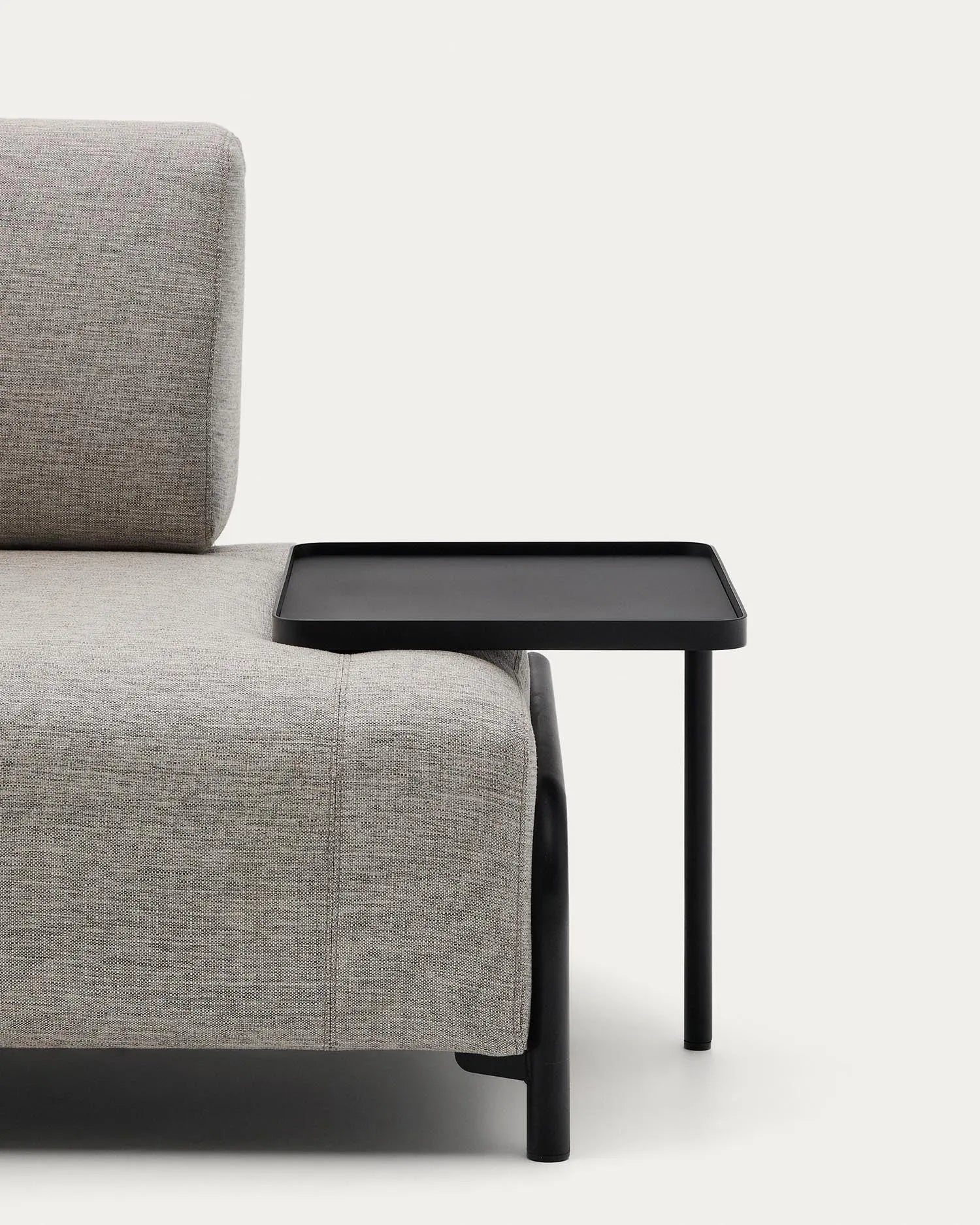 Modernes 3-Sitzer Sofa in Beige-Grau, 252 cm, von Kave Home, mit integriertem Tablett für stilvollen Komfort und Funktionalität.