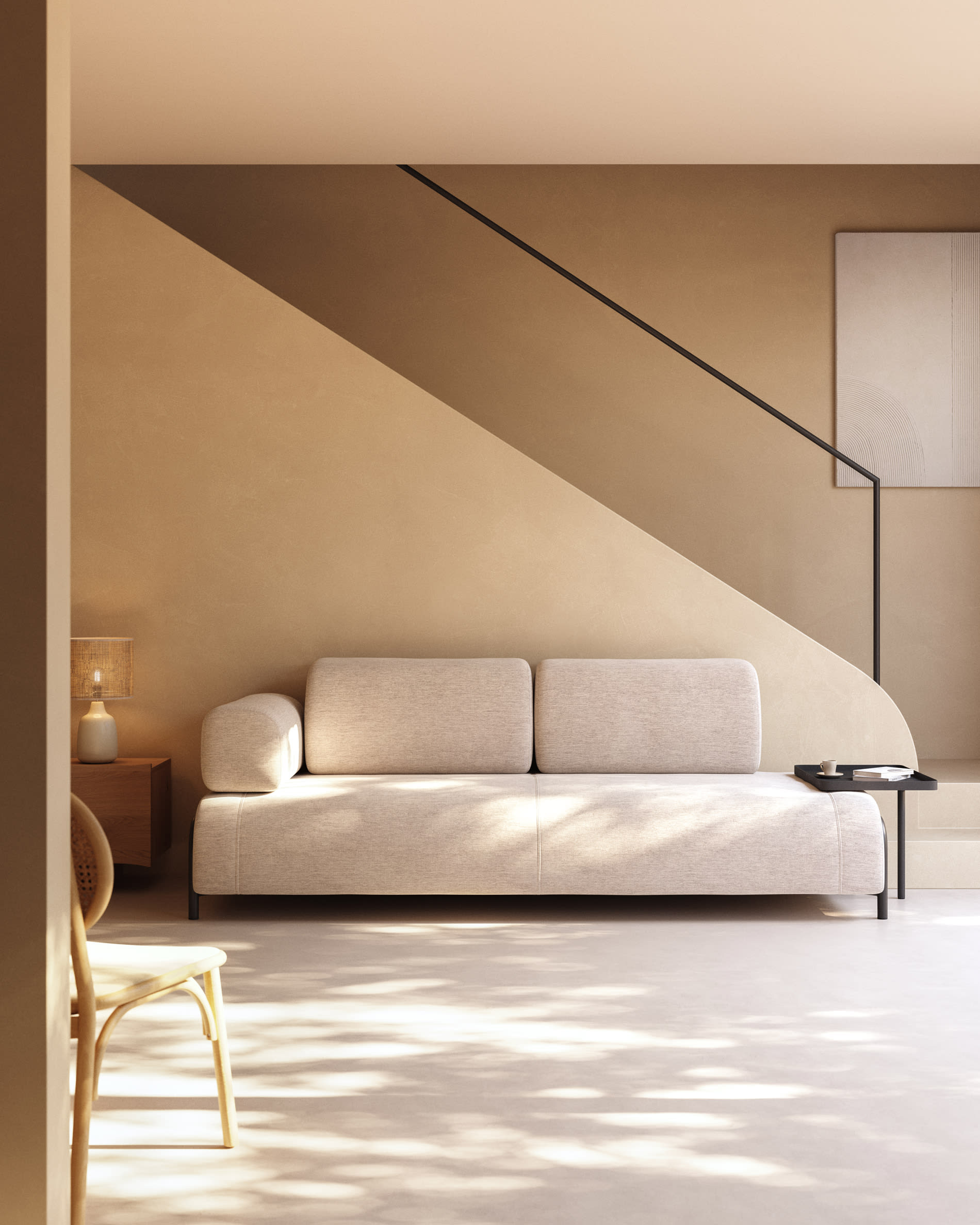 Entdecken Sie das stilvolle Compo 3-Sitzer Sofa in Beige-Grau von Kave Home. Mit integriertem Tablett und großzügigem Platz für gesellige Abende.