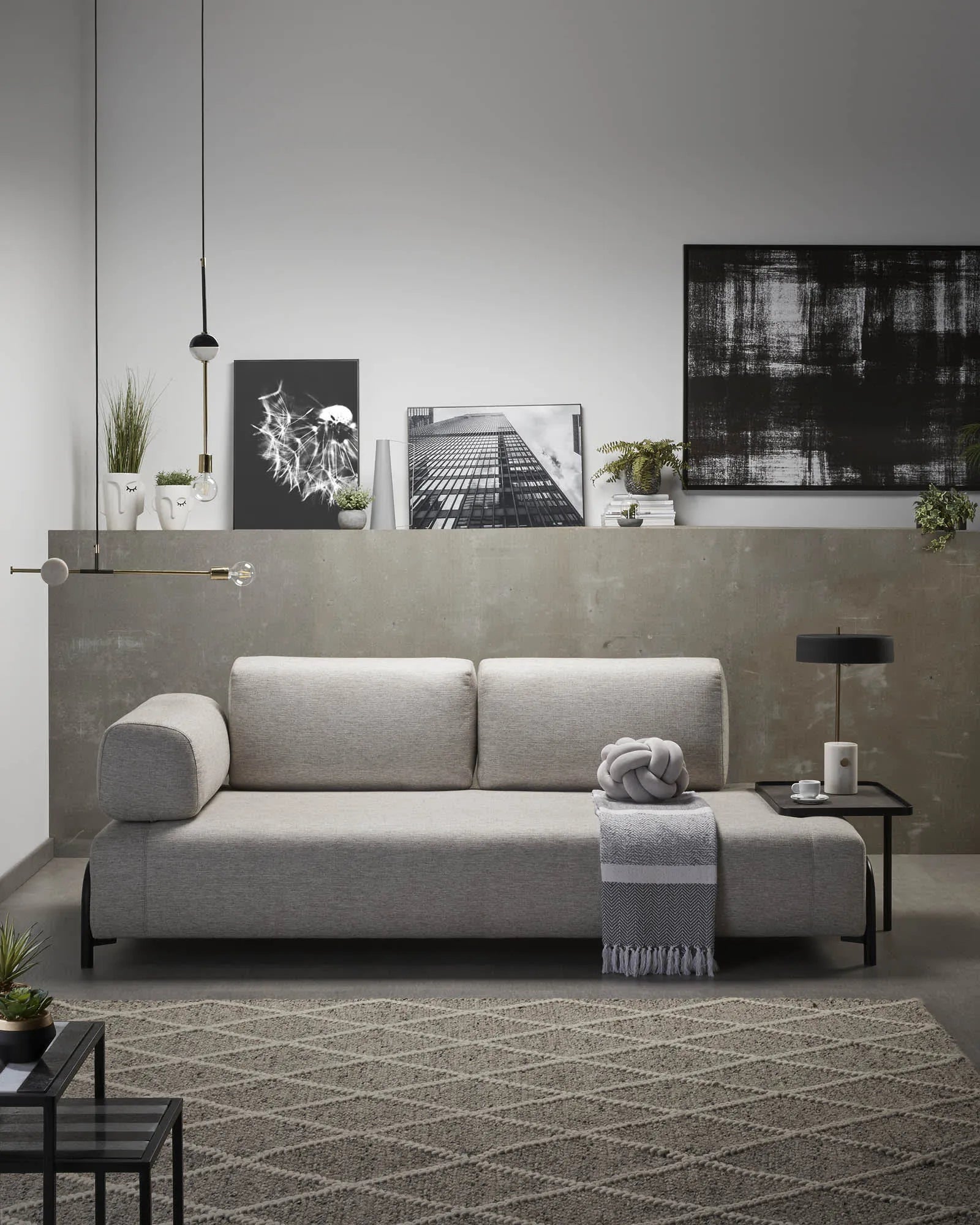 Elegantes 3-Sitzer Sofa in Beige-Grau mit integriertem Tablett, ideal für stilvolle und funktionale Wohnräume.