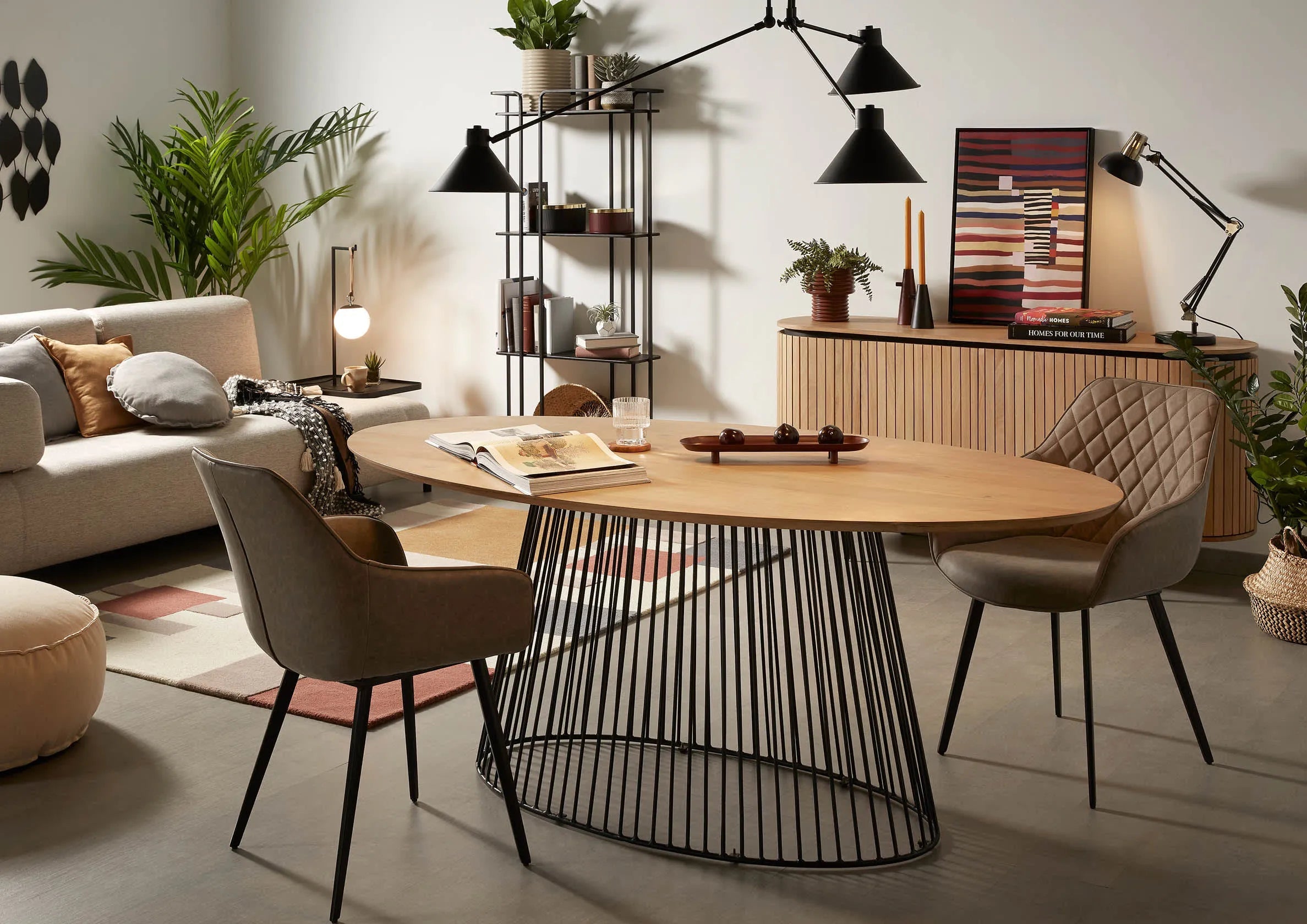 Modernes 3-Sitzer Sofa in Beige-Grau, 252 cm, von Kave Home, mit integriertem Tablett für stilvollen Komfort und Funktionalität.