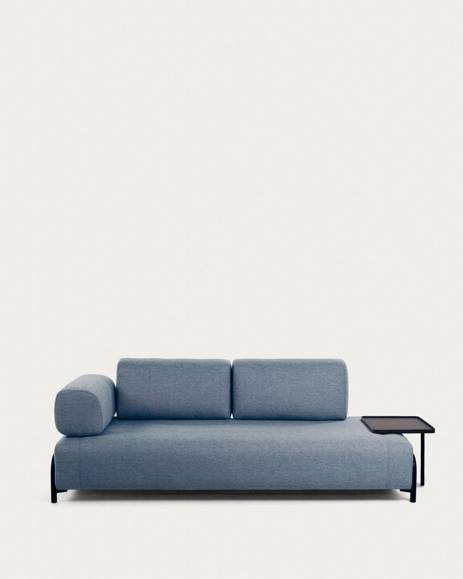 Elegantes blaues Compo 3-Sitzer Sofa von Kave Home mit grossem Tablett, ideal für Komfort und Vielseitigkeit im modernen Wohnzimmer.