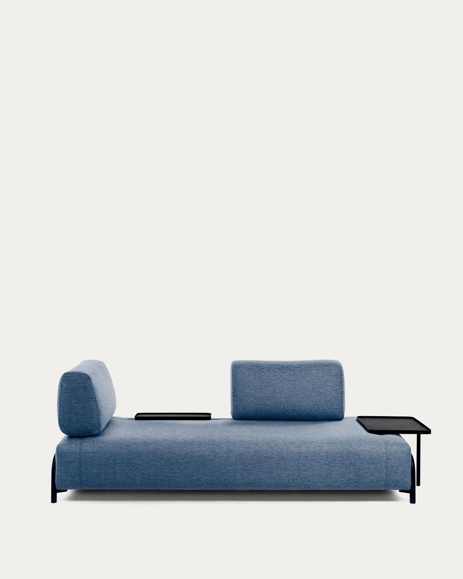 Das Compo 3-Sitzer Sofa in Blau von Kave Home bietet mit 252 cm Breite und integriertem Tablett stilvollen Komfort.