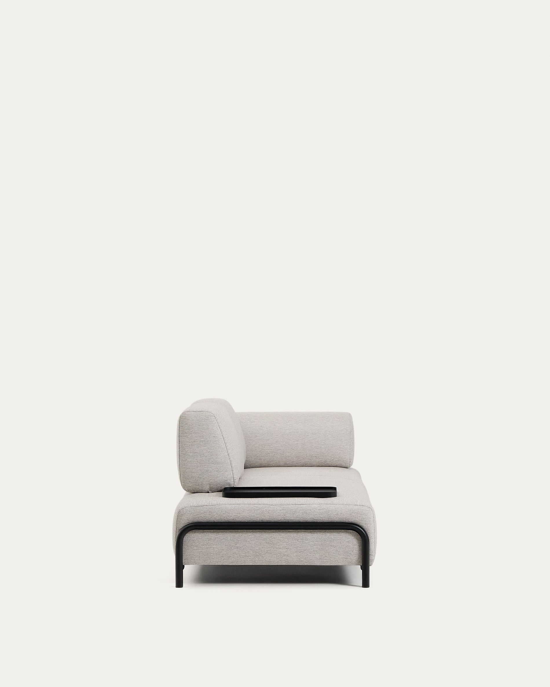 Erleben Sie das elegante 2-Sitzer-Sofa Compo in Graubeige mit praktischem Tablett und robustem Metallgestell – der perfekte Komfort für Ihr Wohnzimmer!