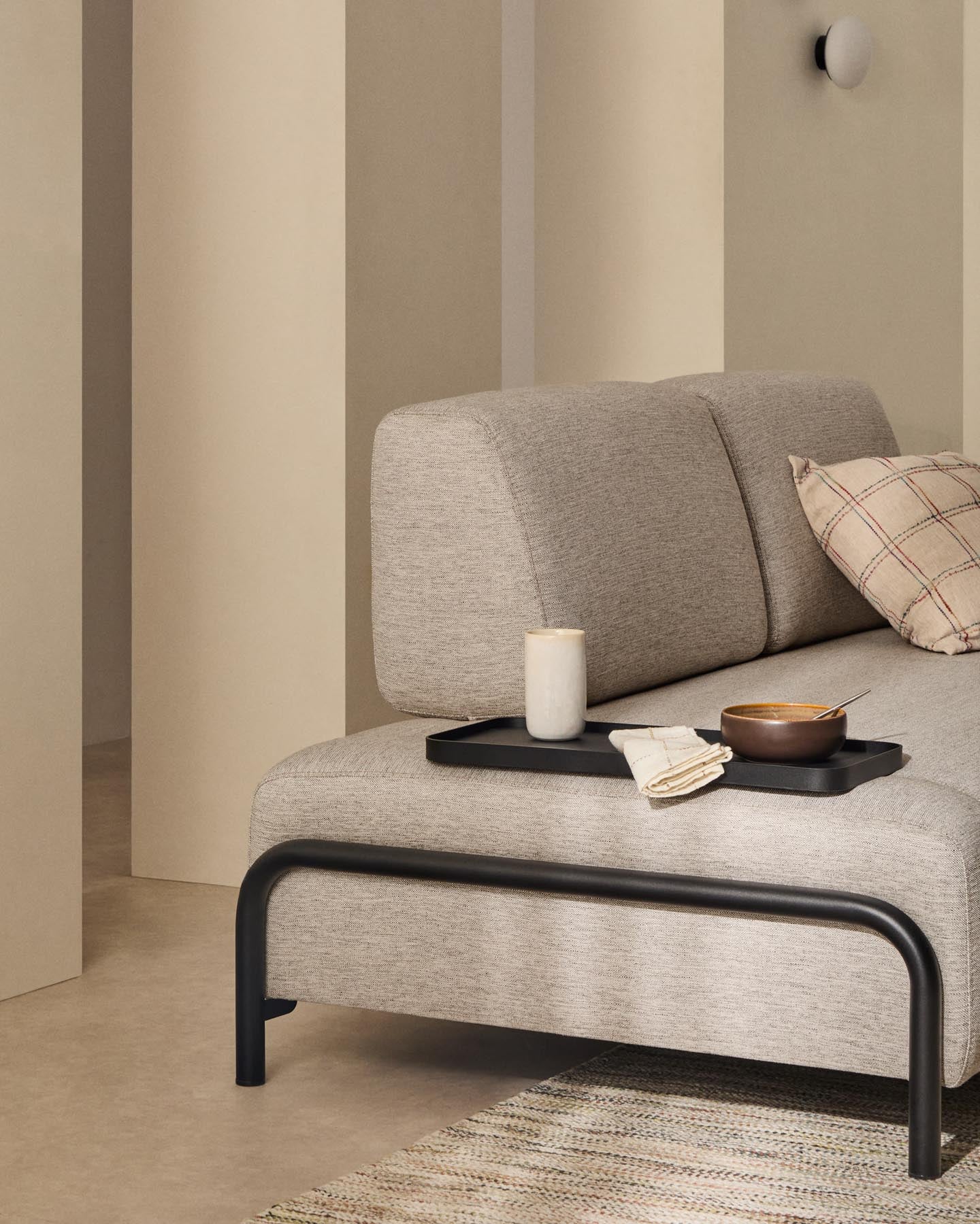 2-Sitzer-Sofa Compo in Graubeige mit kleinem Tablett und schwarzem Metallgestell 200 cm FS in Beige präsentiert im Onlineshop von KAQTU Design AG. 2er Sofa ist von Kave Home