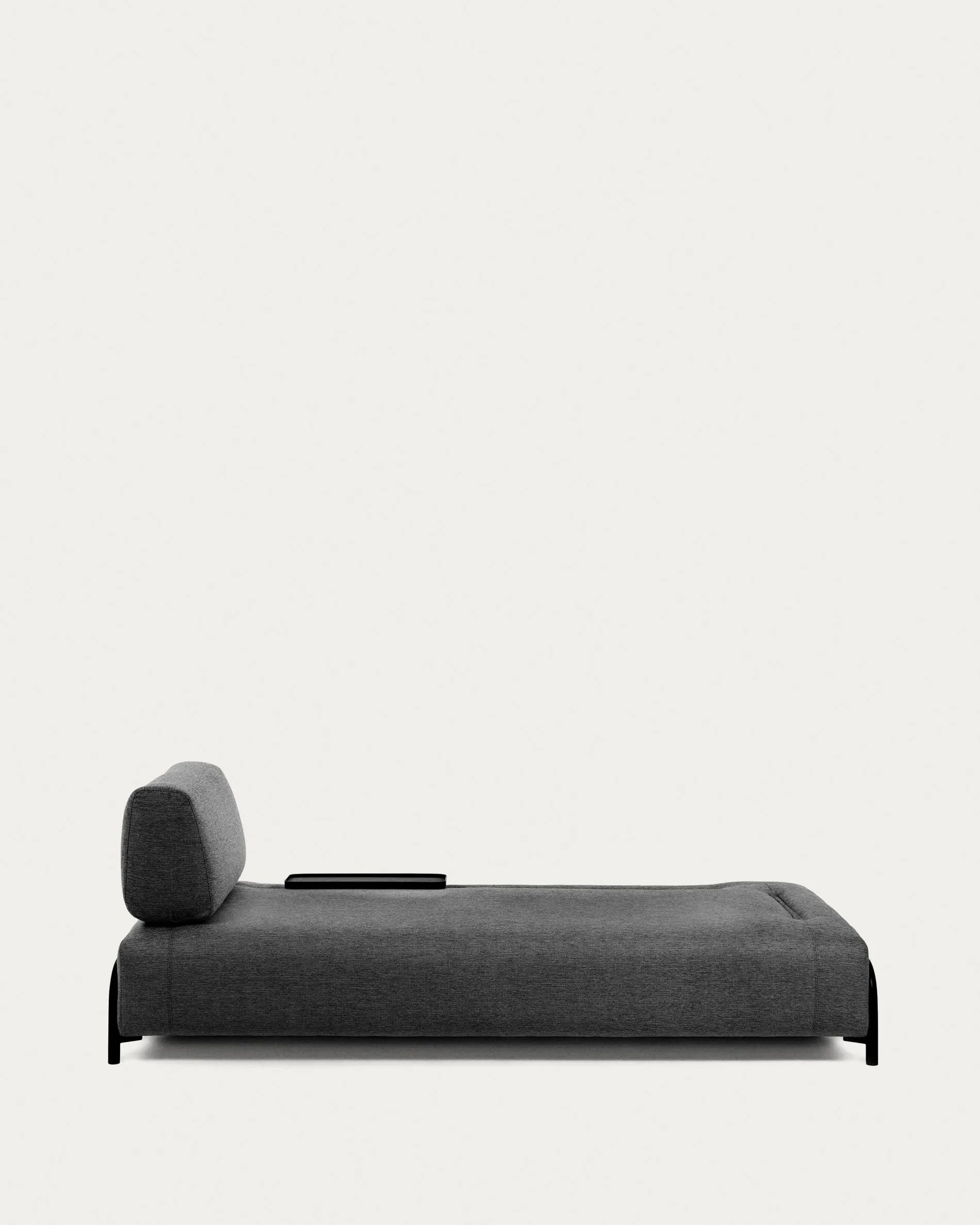 Elegantes 3-Sitzer Sofa in Dunkelgrau, 232 cm, mit integriertem Tablett. Ideal für stilvolle und moderne Wohnräume von Kave Home.