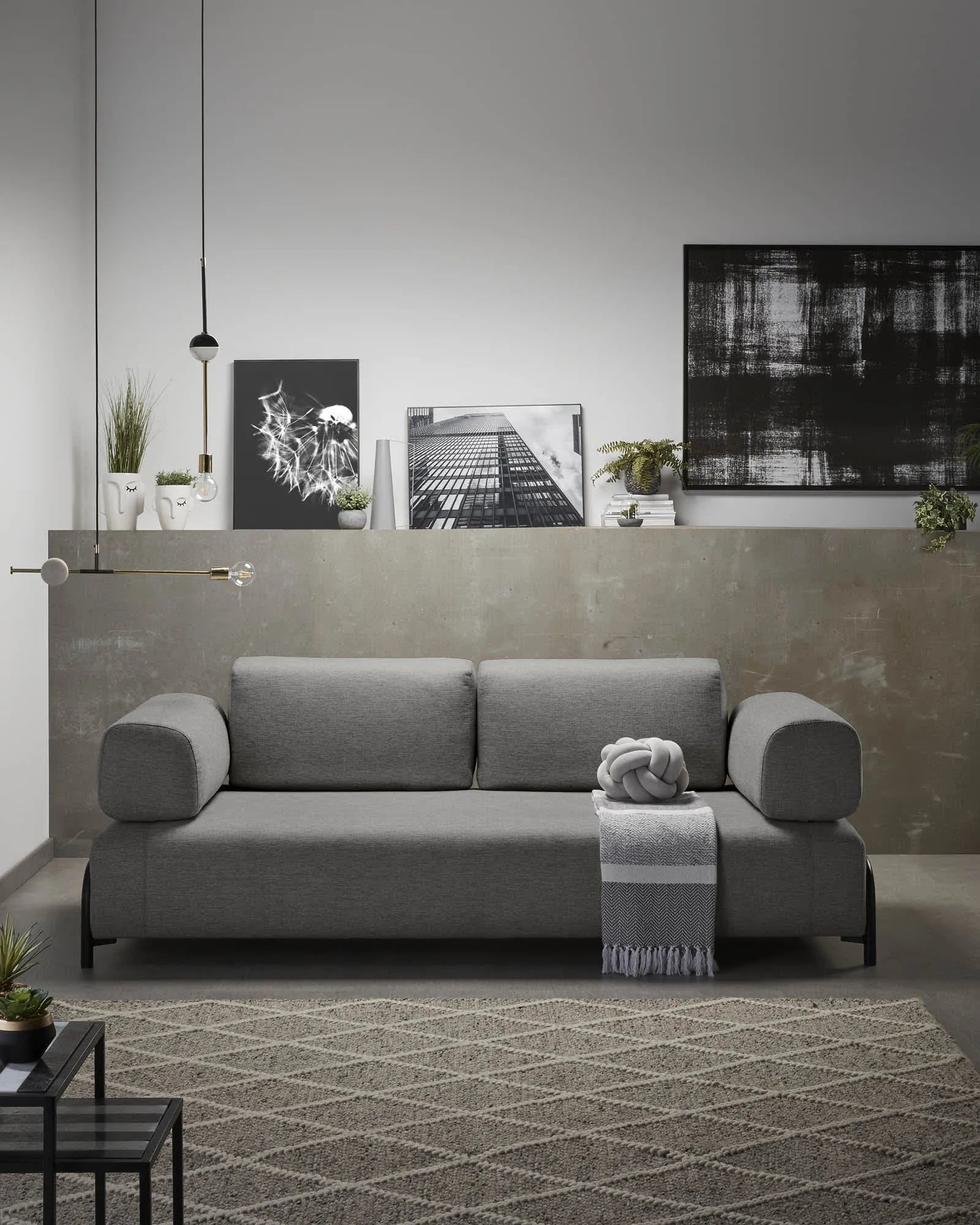 Elegantes 3-Sitzer Sofa in Dunkelgrau, 232 cm, mit integriertem Tablett. Perfekt für modernes Wohnen, von Kave Home.