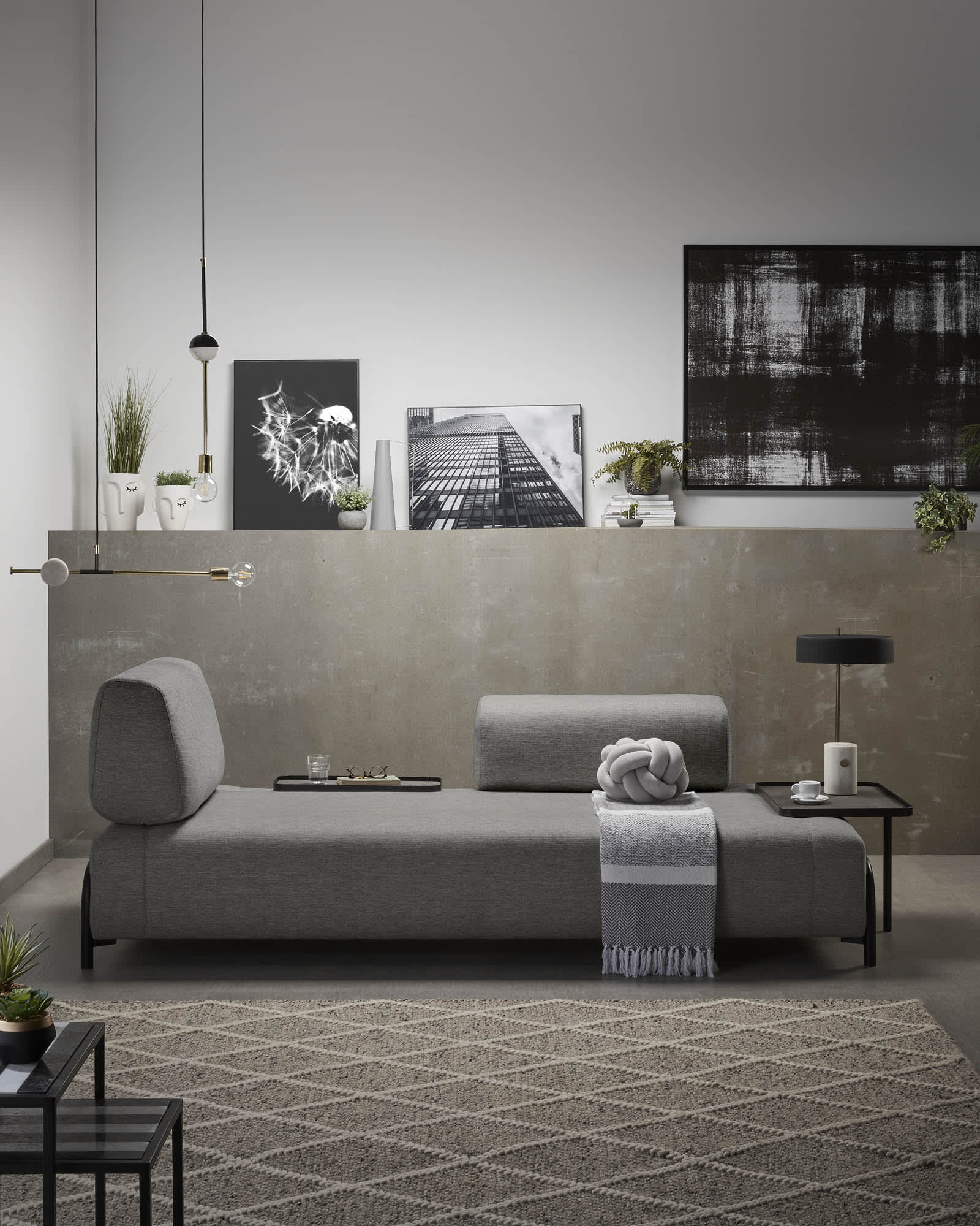 Elegantes 3-Sitzer Sofa in Dunkelgrau, 232 cm, mit integriertem Tablett. Modernes Design von Kave Home für stilvolle Wohnräume.
