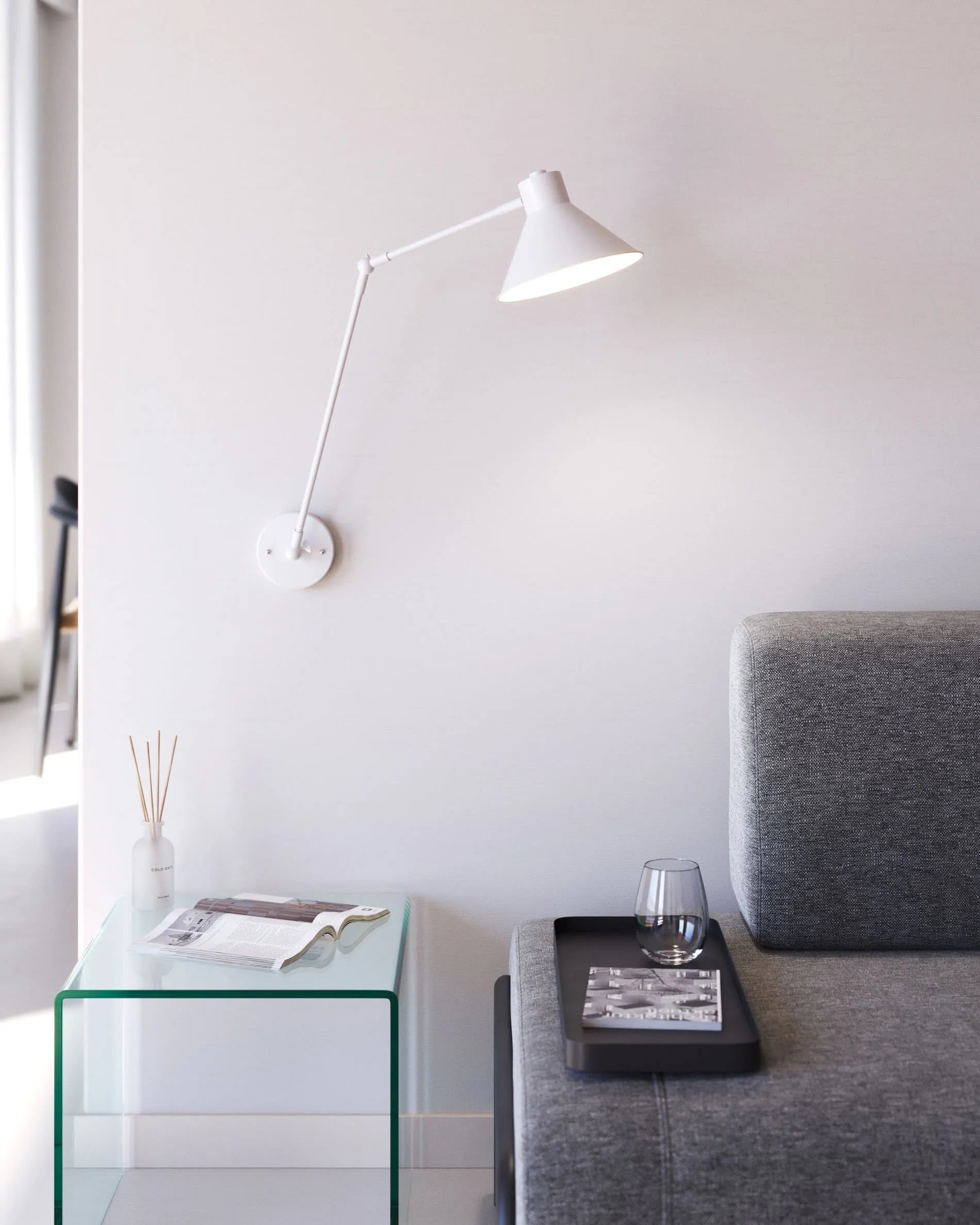 Stilvolles 3-Sitzer Sofa in Dunkelgrau, 232 cm, mit praktischem Tablett. Perfekt für zeitgemäße Wohnräume von Kave Home.