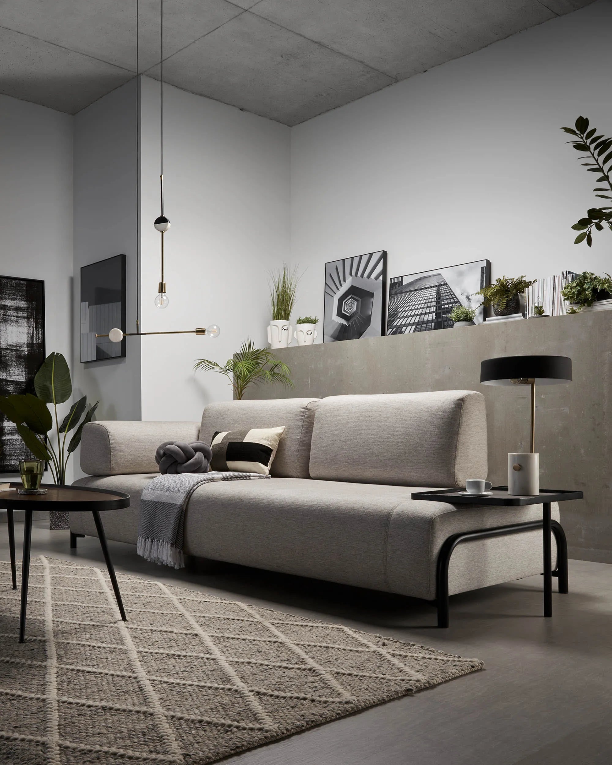 Das Kave Home Compo 3-Sitzer Sofa in Beige-Grau, 232 cm, kombiniert stilvolles Design mit einem funktionalen Tablett.