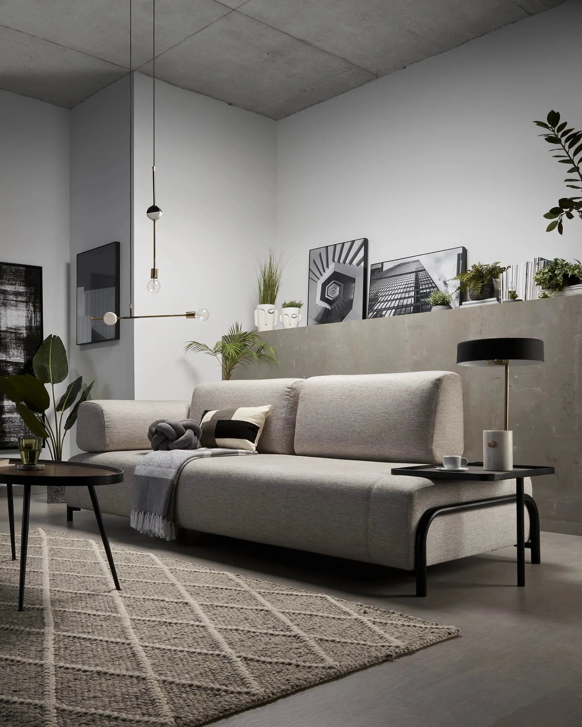 Das Compo 3-Sitzer Sofa von Kave Home in Beige-Grau, 232 cm, bietet modernes Design und ein praktisches integriertes Tablett.