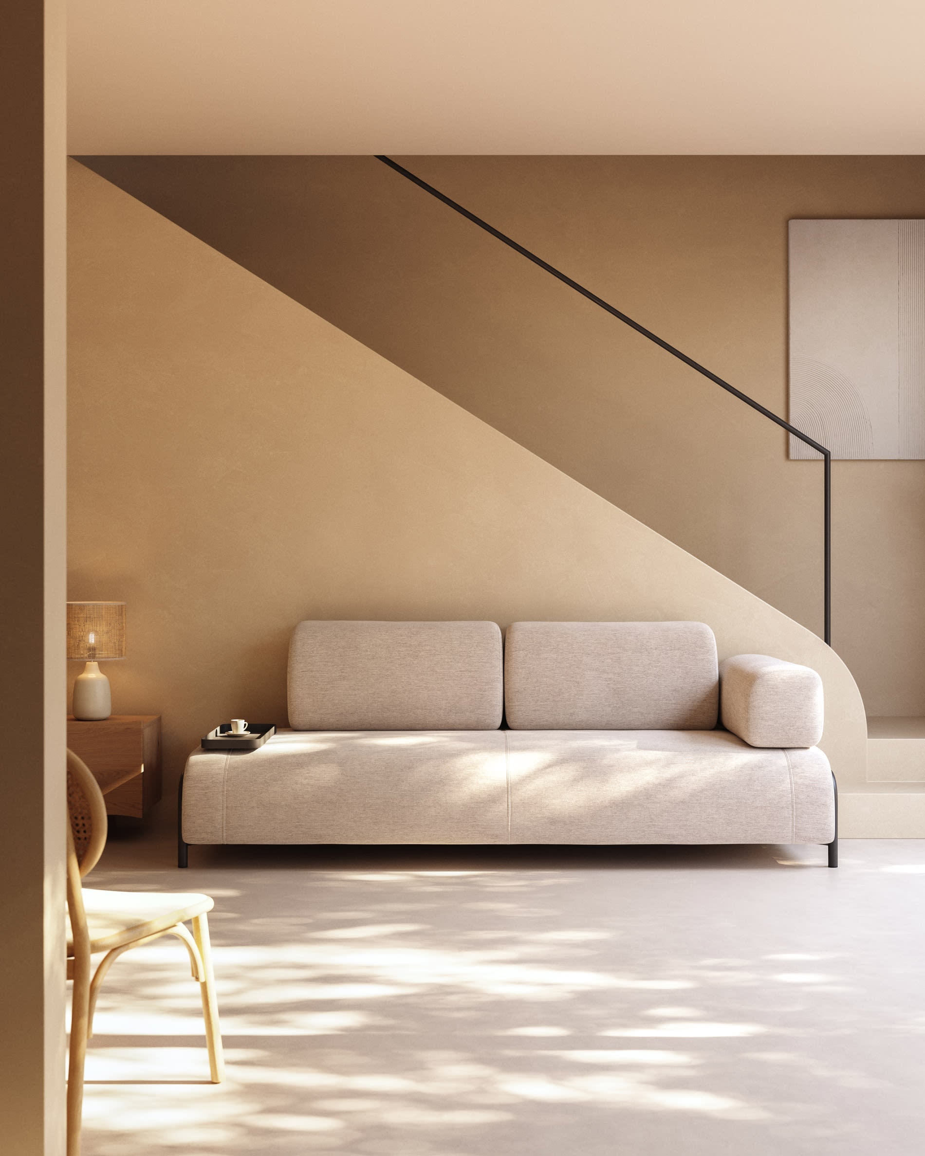 Das Kave Home Compo 3-Sitzer Sofa in Beige-Grau, 232 cm, kombiniert stilvolles Design mit einem funktionalen Tablett.