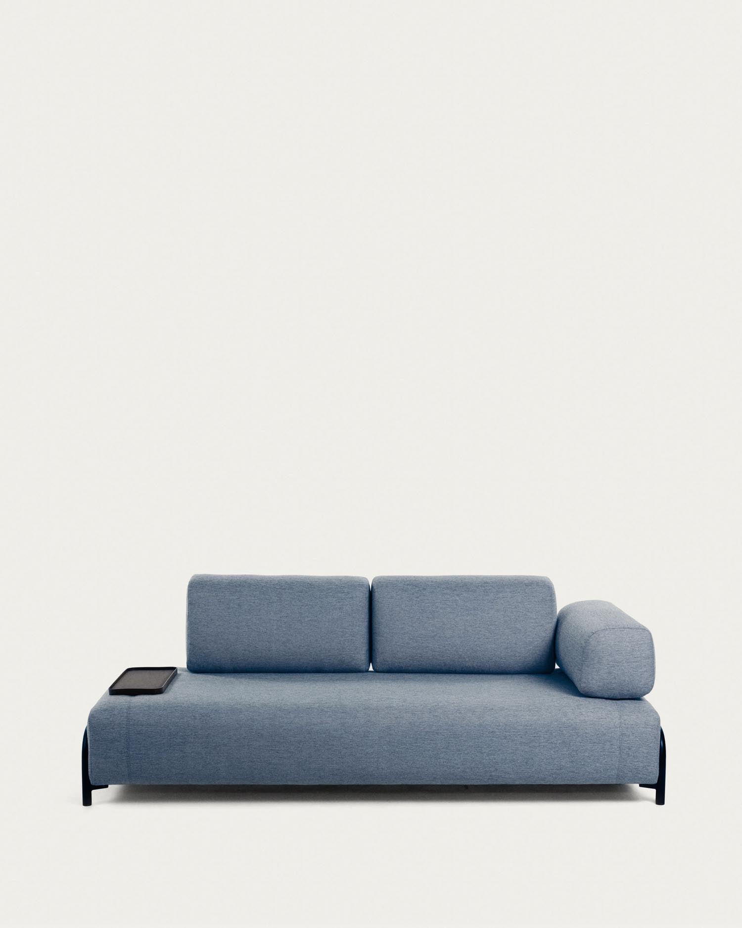 Elegantes blaues Compo 3-Sitzer Sofa mit integriertem Tablett, hochwertigem Stoffbezug und zeitlosem Design von Kave Home.