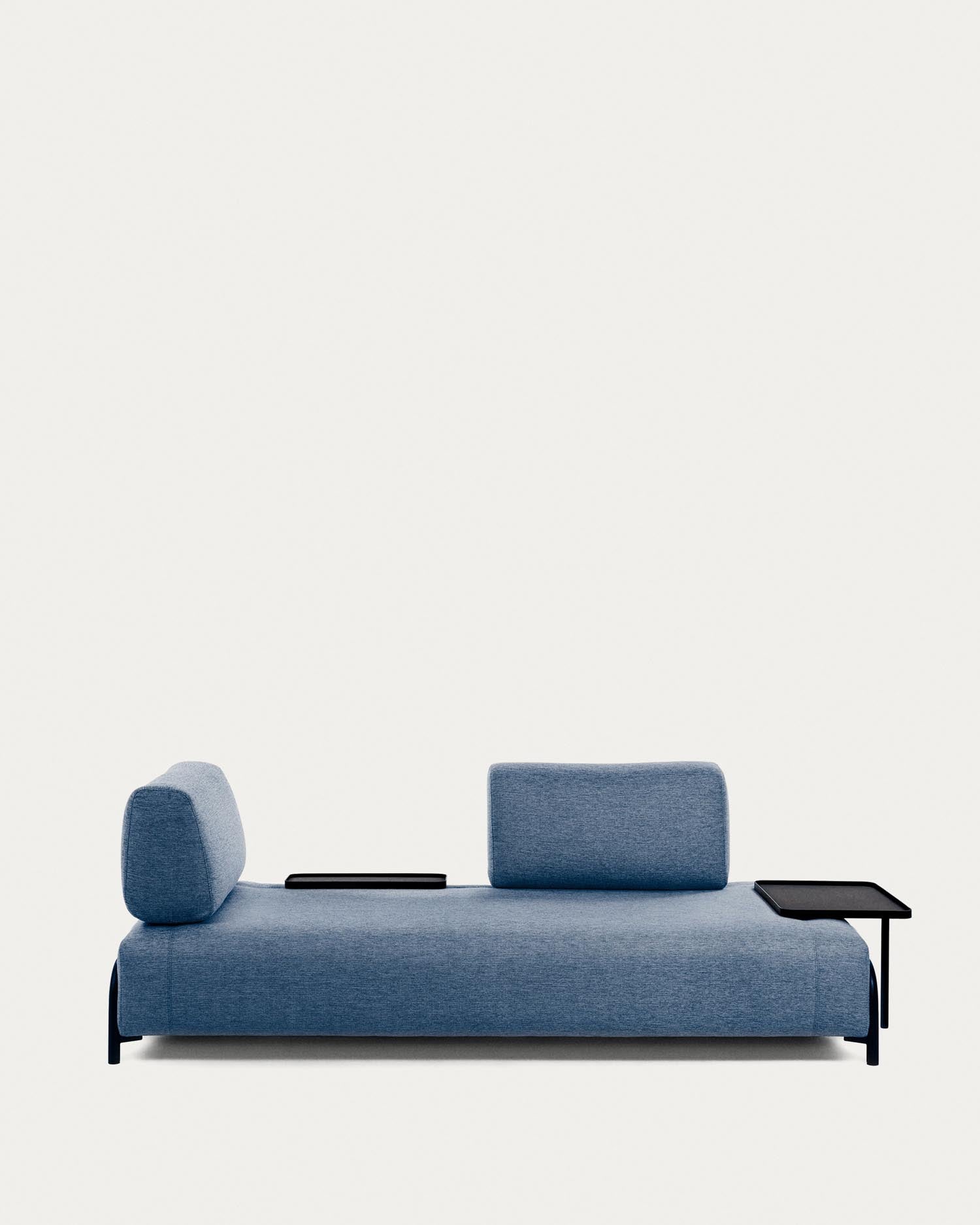 Elegantes blaues 3-Sitzer Sofa mit integriertem Tablett, ideal für stilvolle Entspannung und vielseitige Nutzung im Wohnzimmer.