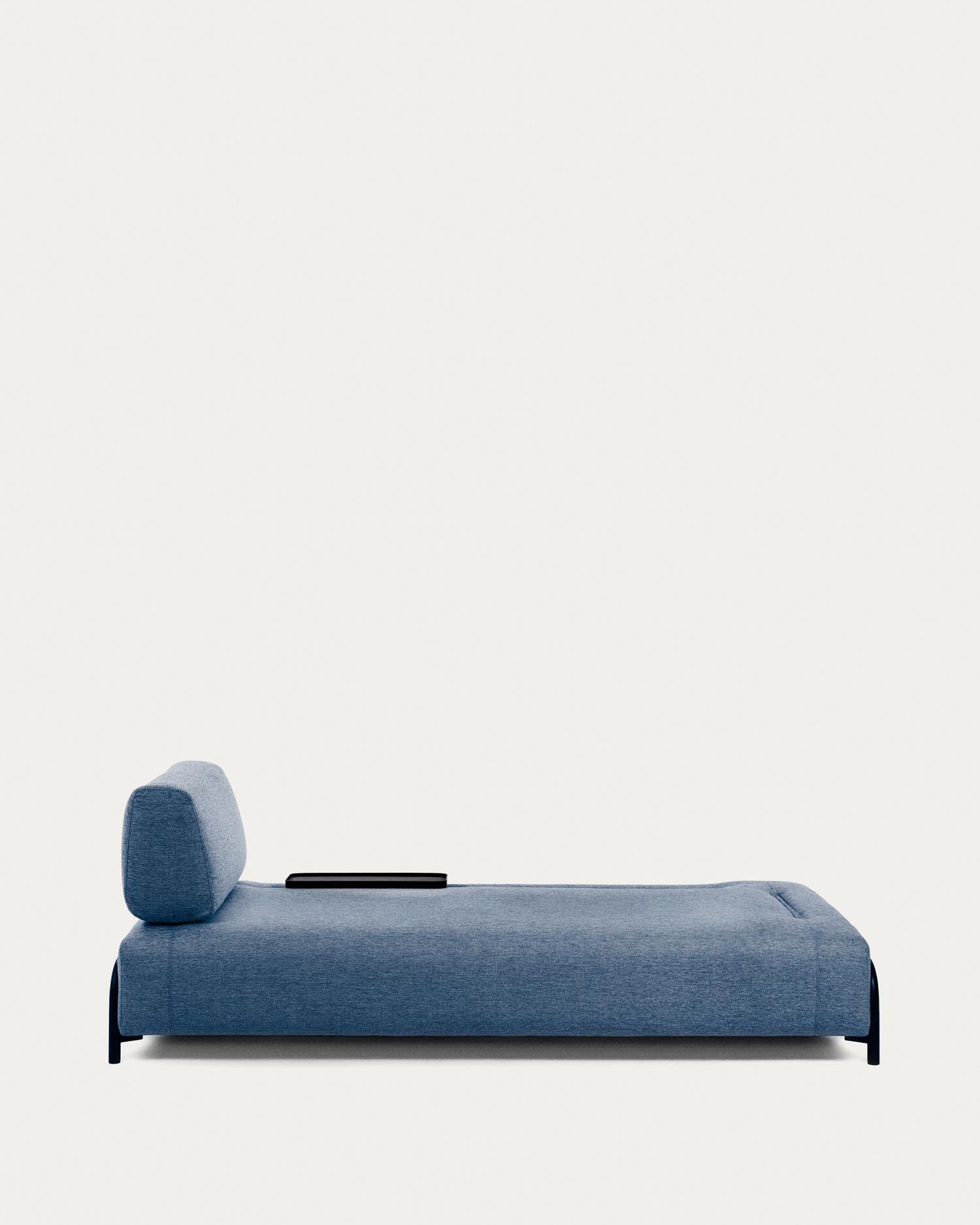 Elegantes blaues 3-Sitzer Sofa mit integriertem Tablett, ideal für stilvolle Entspannung und vielseitige Nutzung im Wohnzimmer.