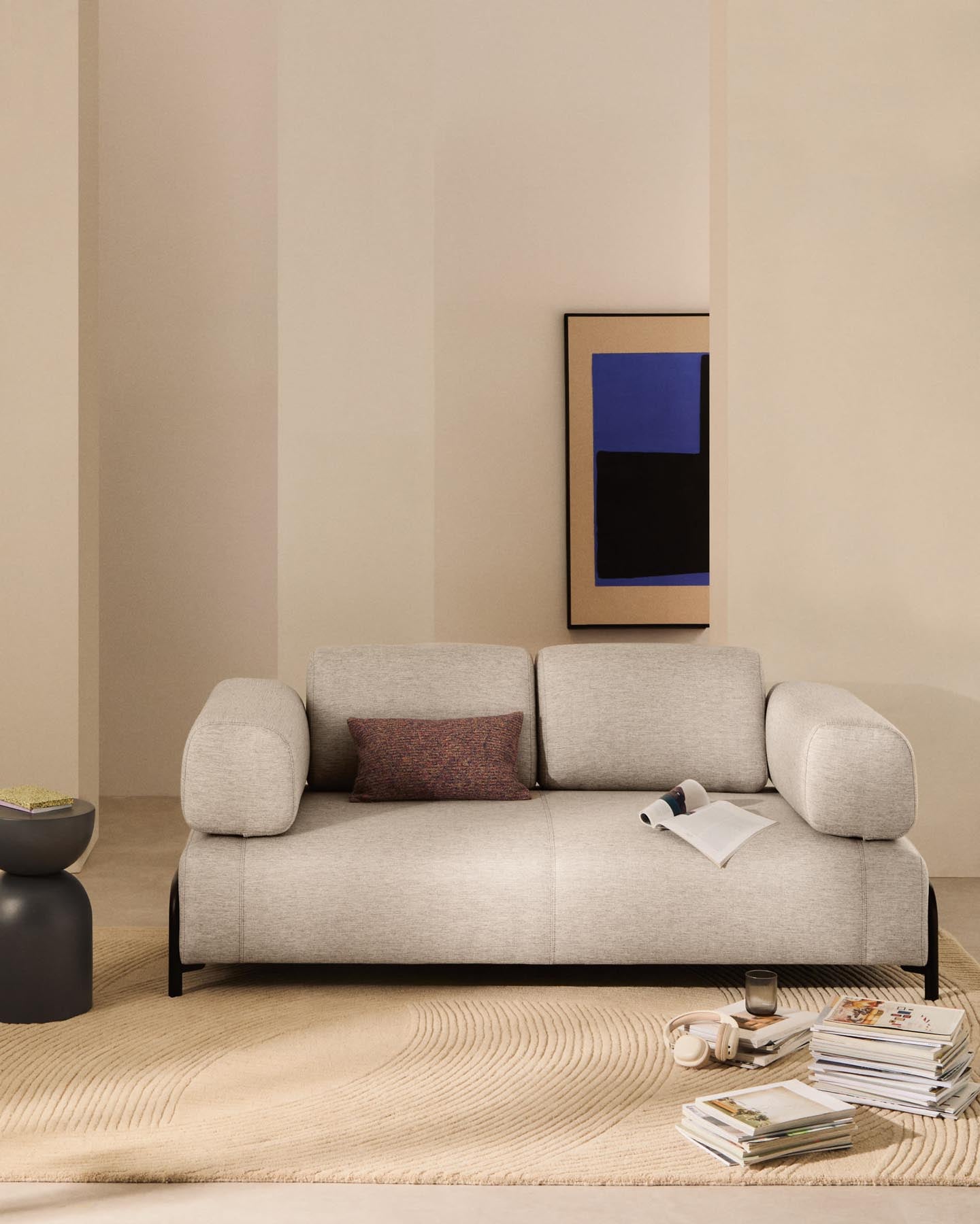 2-Sitzer-Sofa Compo in Graubeige mit schwarzem Metallgestell 200 cm FSC Mix Credit in Beige präsentiert im Onlineshop von KAQTU Design AG. 2er Sofa ist von Kave Home