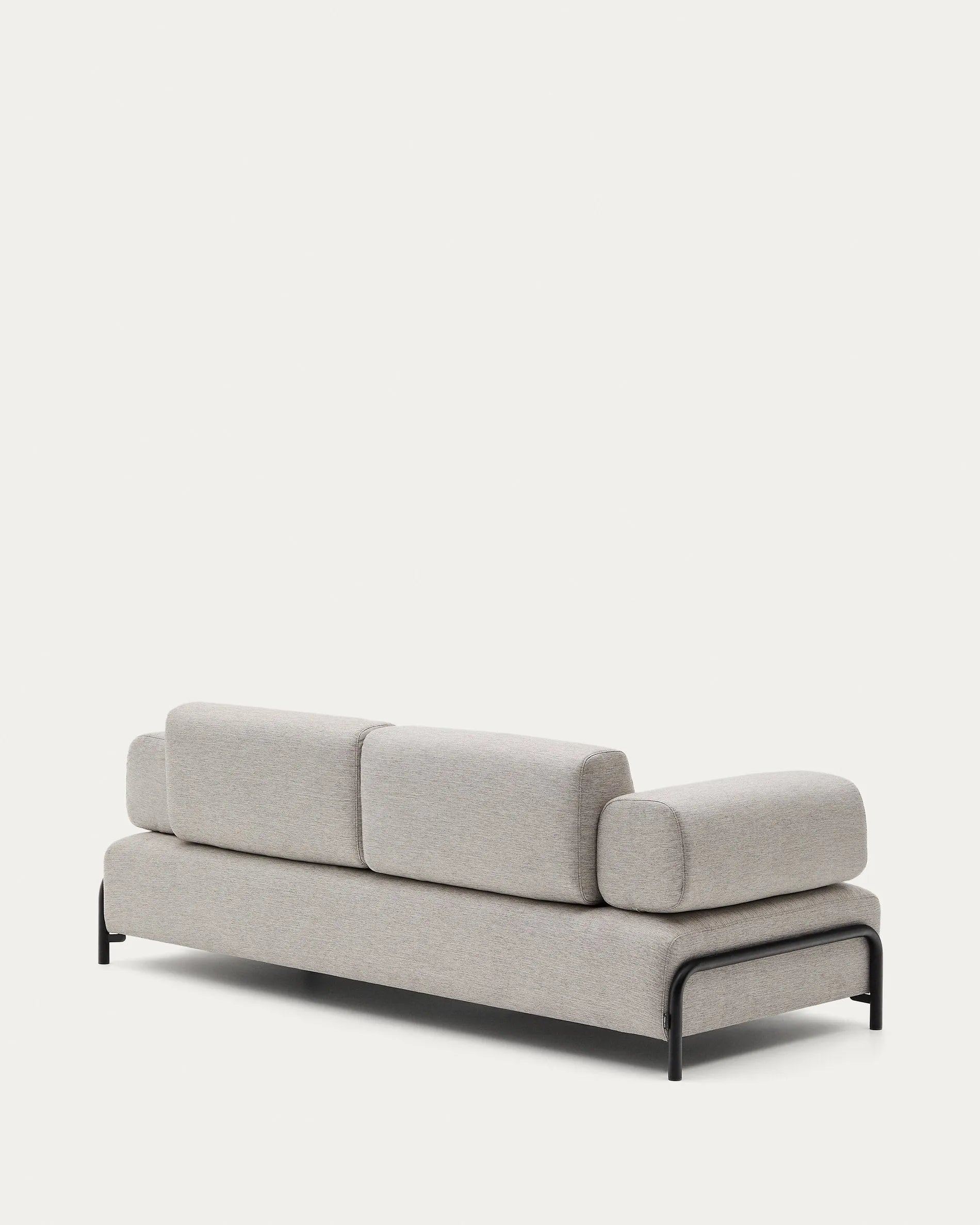 Das Kave Home Compo 3-Sitzer Sofa in beige-grau (232 cm) kombiniert stilvolles Design mit hohem Komfort für Ihr Zuhause.