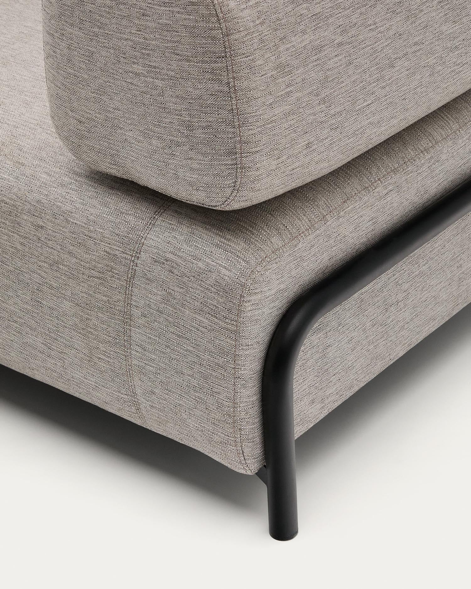 Das Kave Home Compo 3-Sitzer Sofa in beige-grau (232 cm) kombiniert stilvolles Design mit hohem Komfort für Ihr Zuhause.