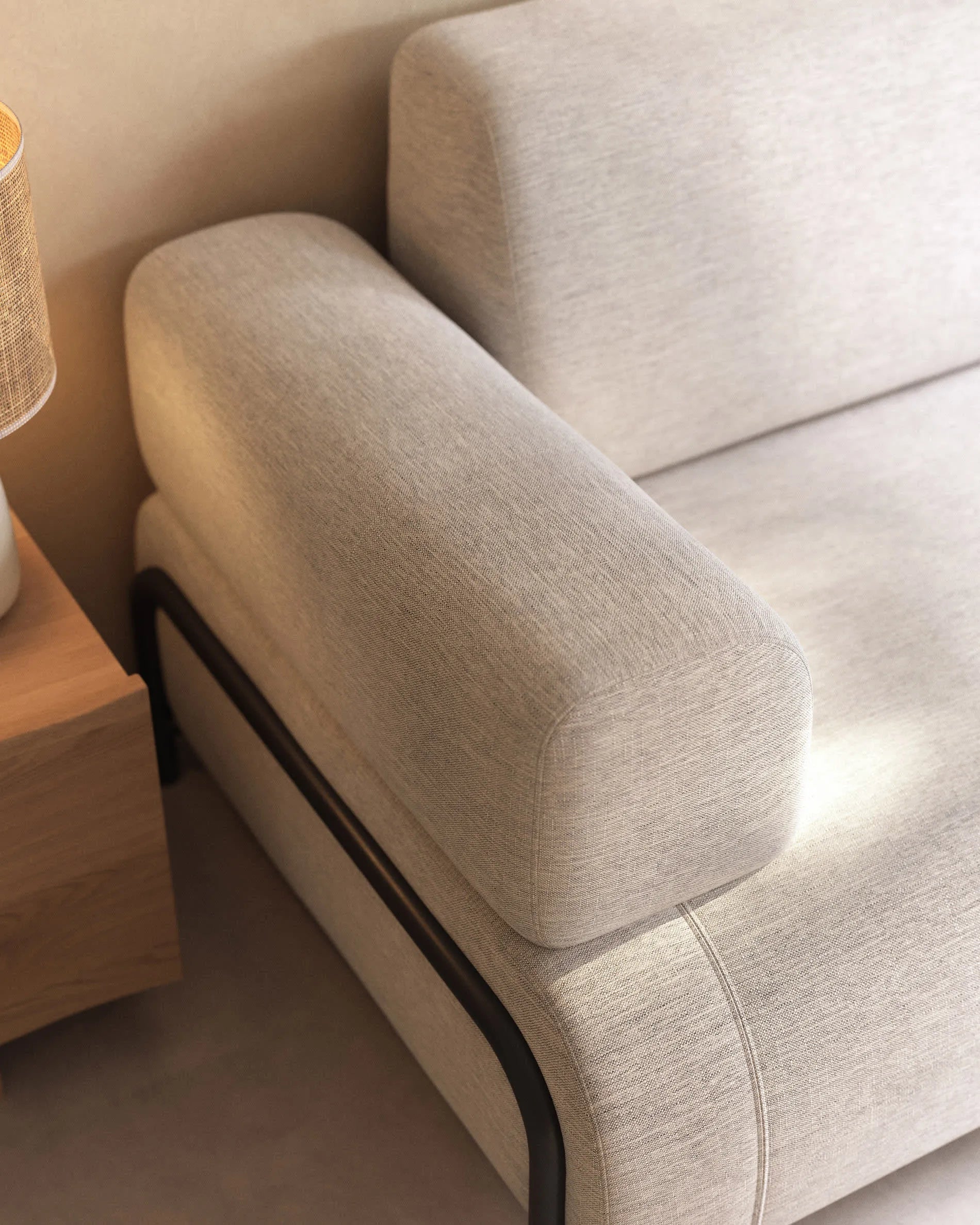 Das Compo 3-Sitzer Sofa von Kave Home in beige-grau (232 cm) bietet modernes Design und gemütlichen Komfort für Ihr Wohnzimmer.