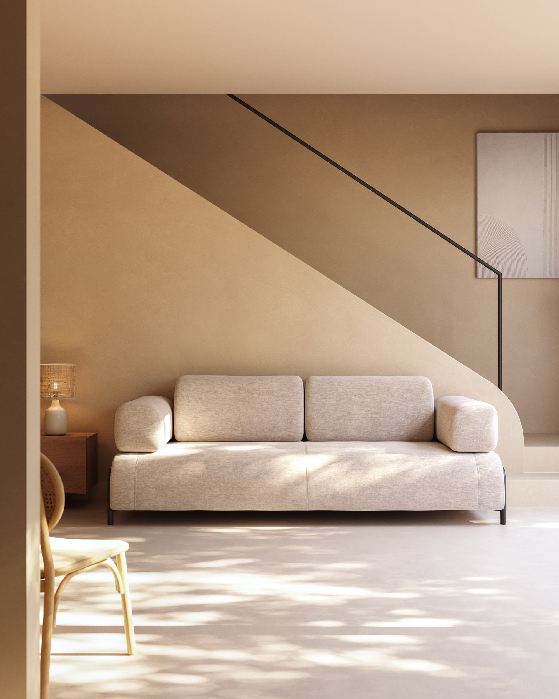 Das Compo 3-Sitzer Sofa von Kave Home in beige-grau (232 cm) bietet modernes Design und gemütlichen Komfort für Ihr Wohnzimmer.