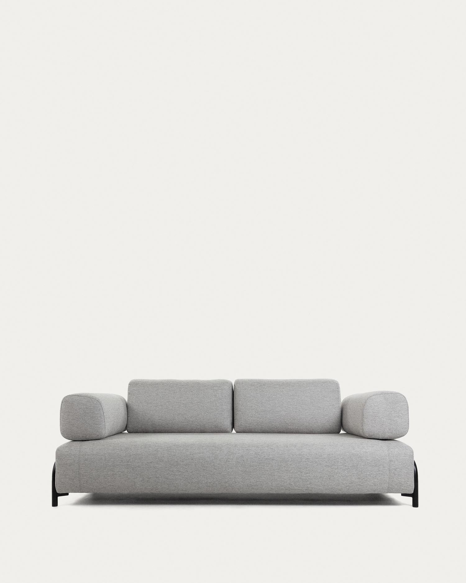 Elegantes hellgraues 3-Sitzer Sofa von Kave Home, 232 cm breit, ideal für modernes Wohnen, komfortabel und stilvoll.