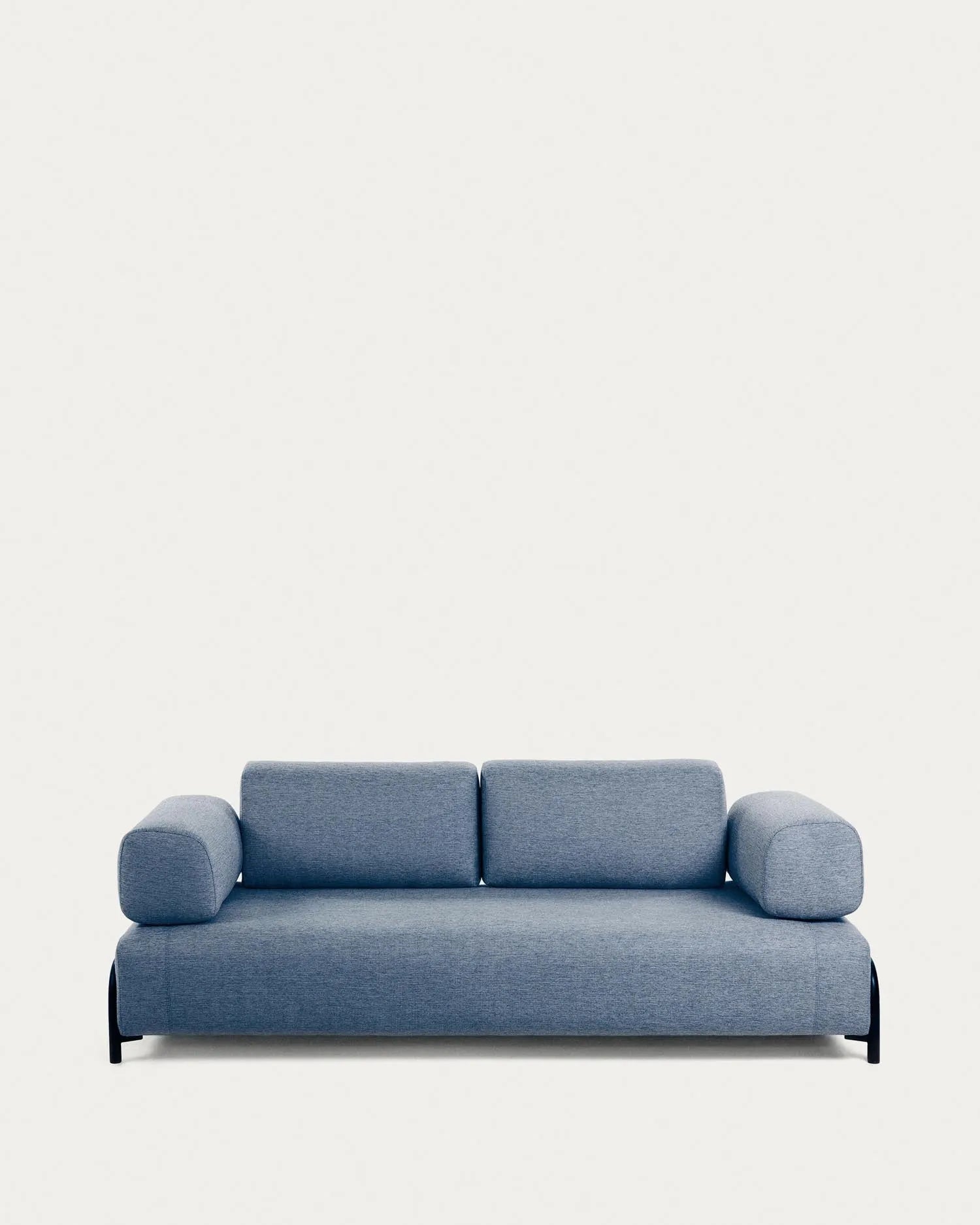 Elegantes blaues Sofa von Kave Home, 232 cm breit, mit hochwertigem Stoffbezug und zeitlosem Design für Komfort und Stil.