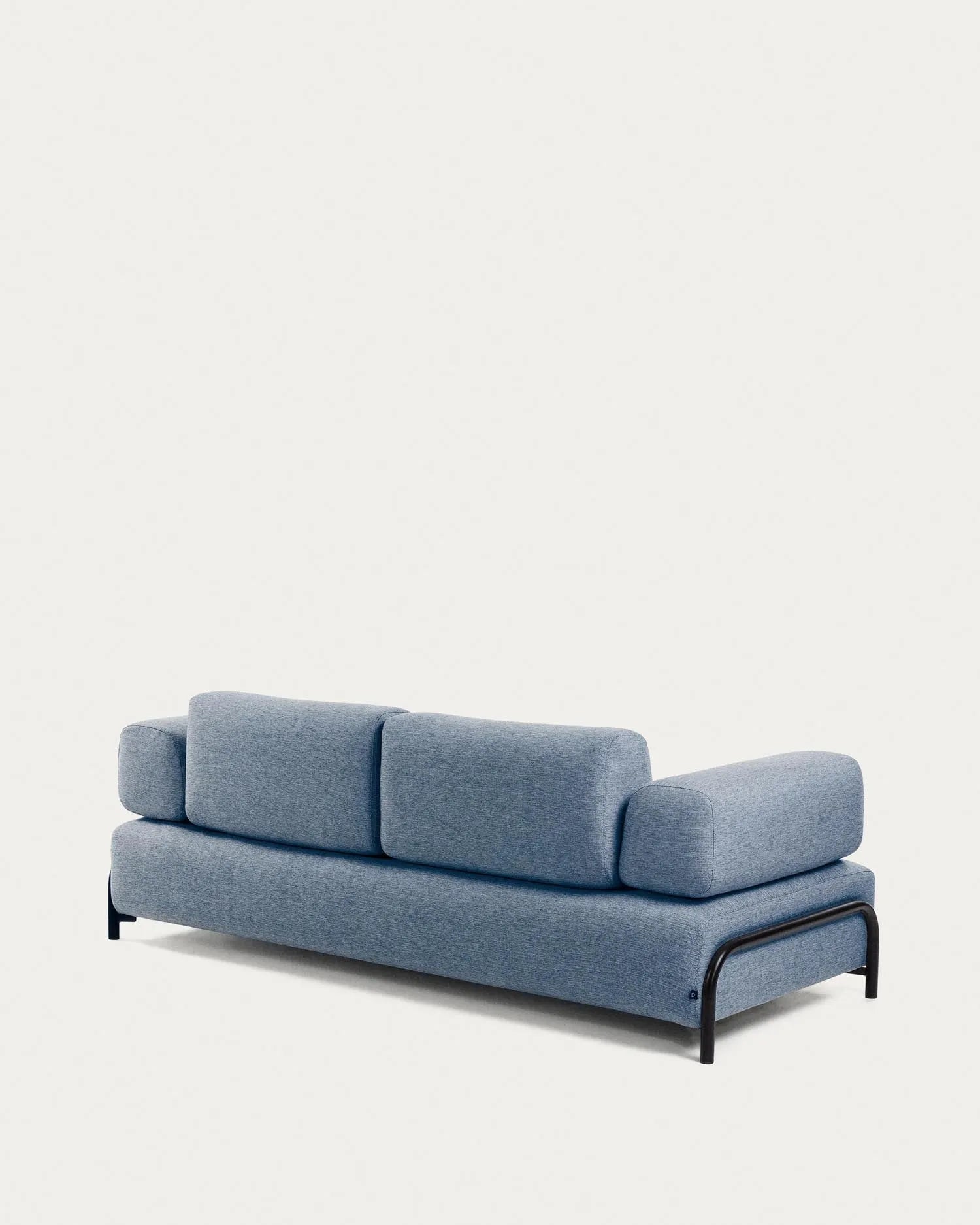 Elegantes blaues Sofa von Kave Home, 232 cm breit, mit hochwertigem Stoffbezug und zeitlosem Design für Komfort und Stil.