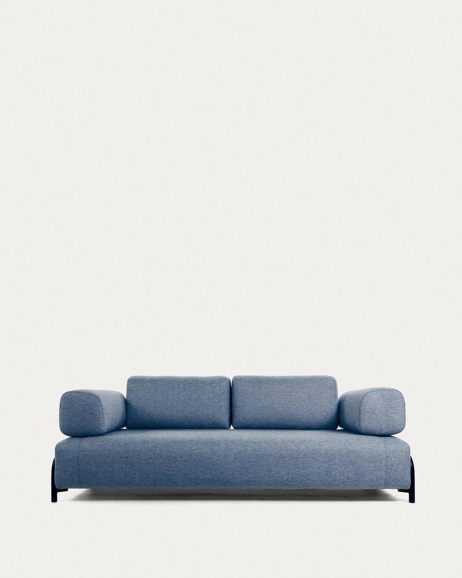 Elegantes blaues Sofa von Kave Home, 232 cm breit, mit hochwertigem Stoffbezug und zeitlosem Design für Komfort und Stil.