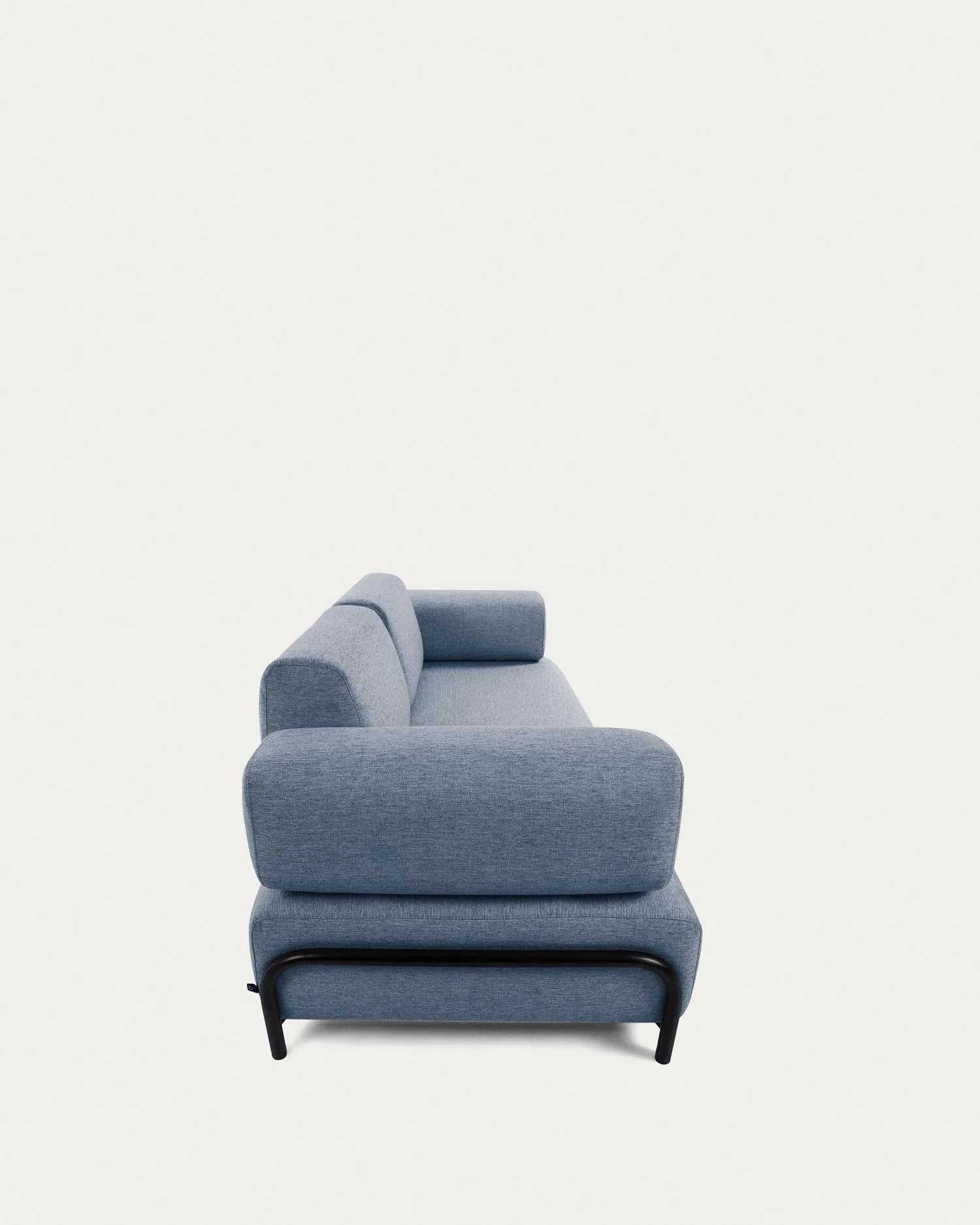 Elegantes blaues Sofa von Kave Home, 232 cm breit, mit hochwertigem Stoffbezug und zeitlosem Design für Komfort und Stil.