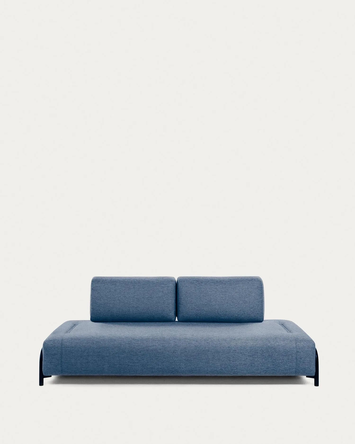 Elegantes blaues Sofa von Kave Home, 232 cm breit, mit hochwertigem Stoffbezug und zeitlosem Design für Komfort und Stil.