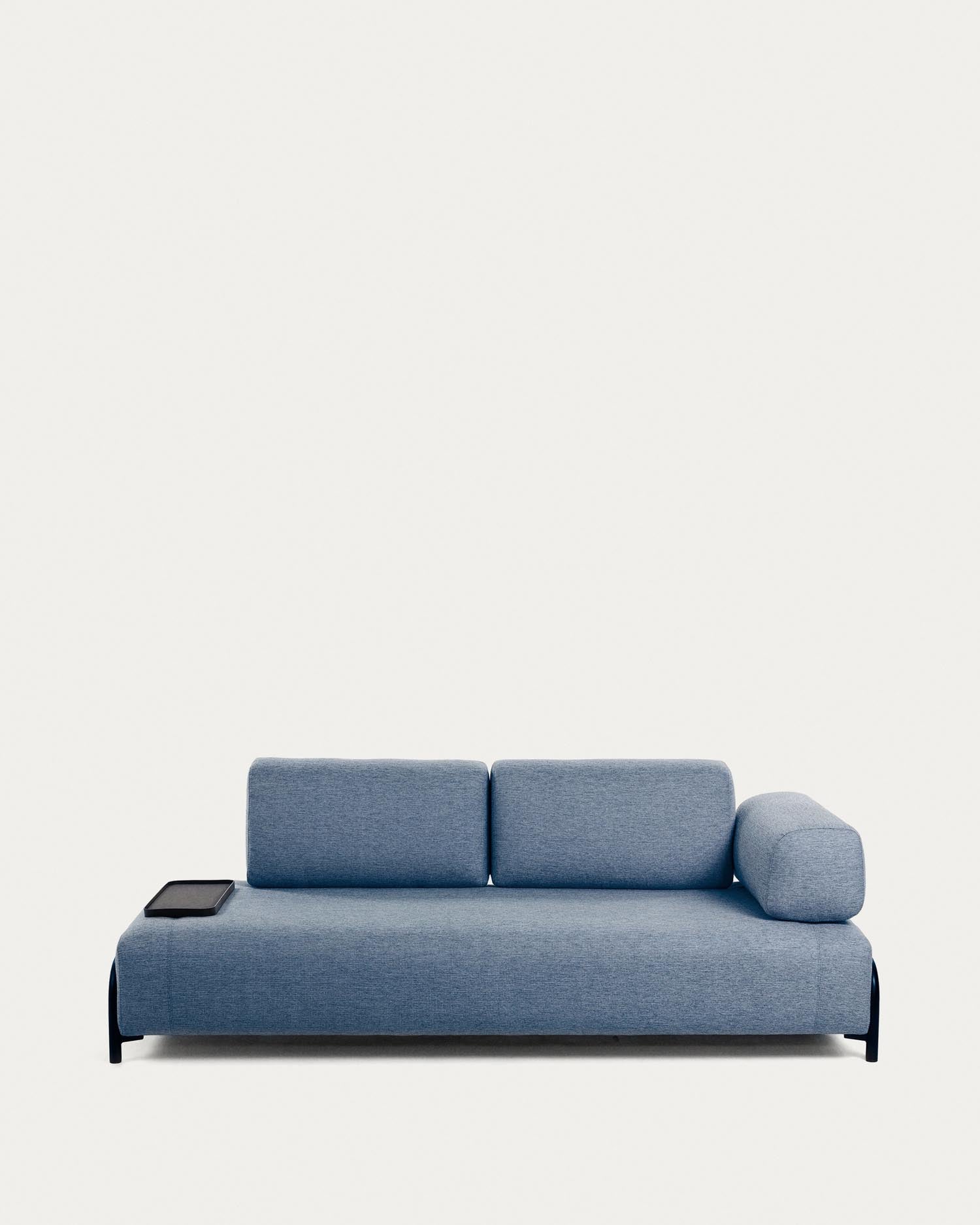 Elegantes blaues Sofa von Kave Home, 232 cm breit, mit hochwertigem Stoffbezug und zeitlosem Design für Komfort und Stil.