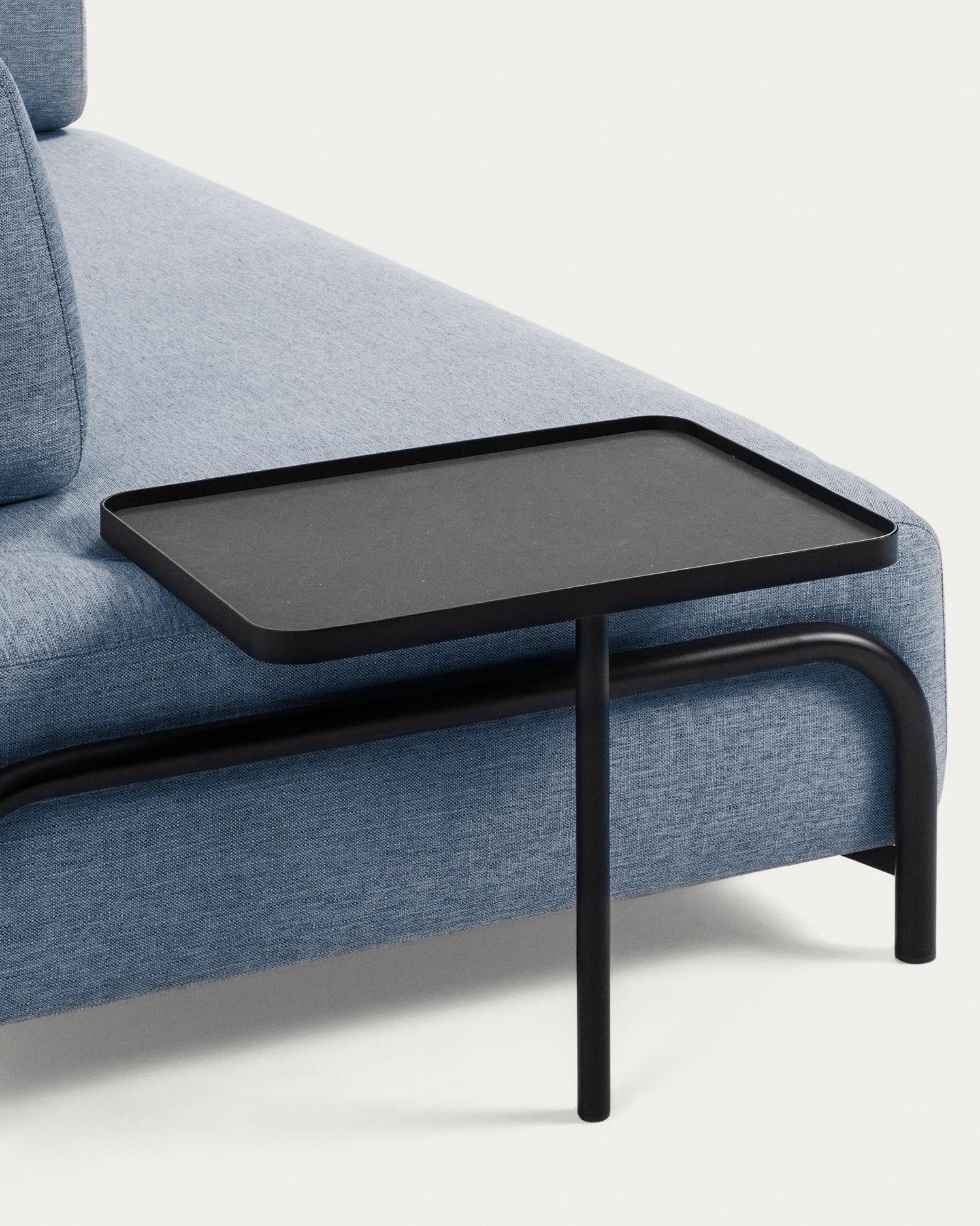 Elegantes blaues Sofa von Kave Home, 232 cm breit, mit hochwertigem Stoffbezug und zeitlosem Design für Komfort und Stil.