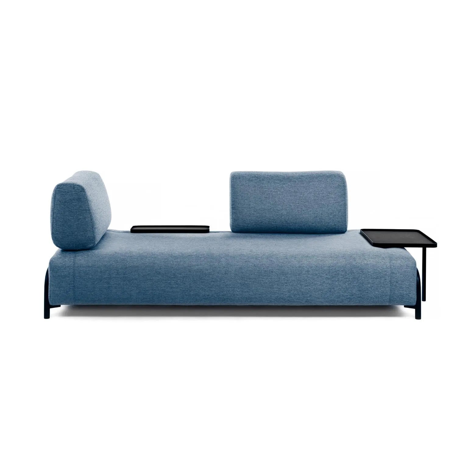 Elegantes blaues Sofa von Kave Home, 232 cm breit, mit hochwertigem Stoffbezug und zeitlosem Design für Komfort und Stil.