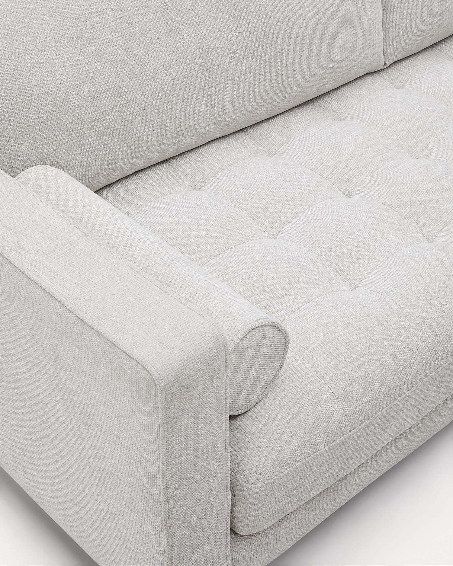 Elegantes 3-Sitzer-Sofa mit Fussablage in perlfarbener Chenille, ideal für stilvolle Wohnzimmer und entspannte Stunden mit Freunden.